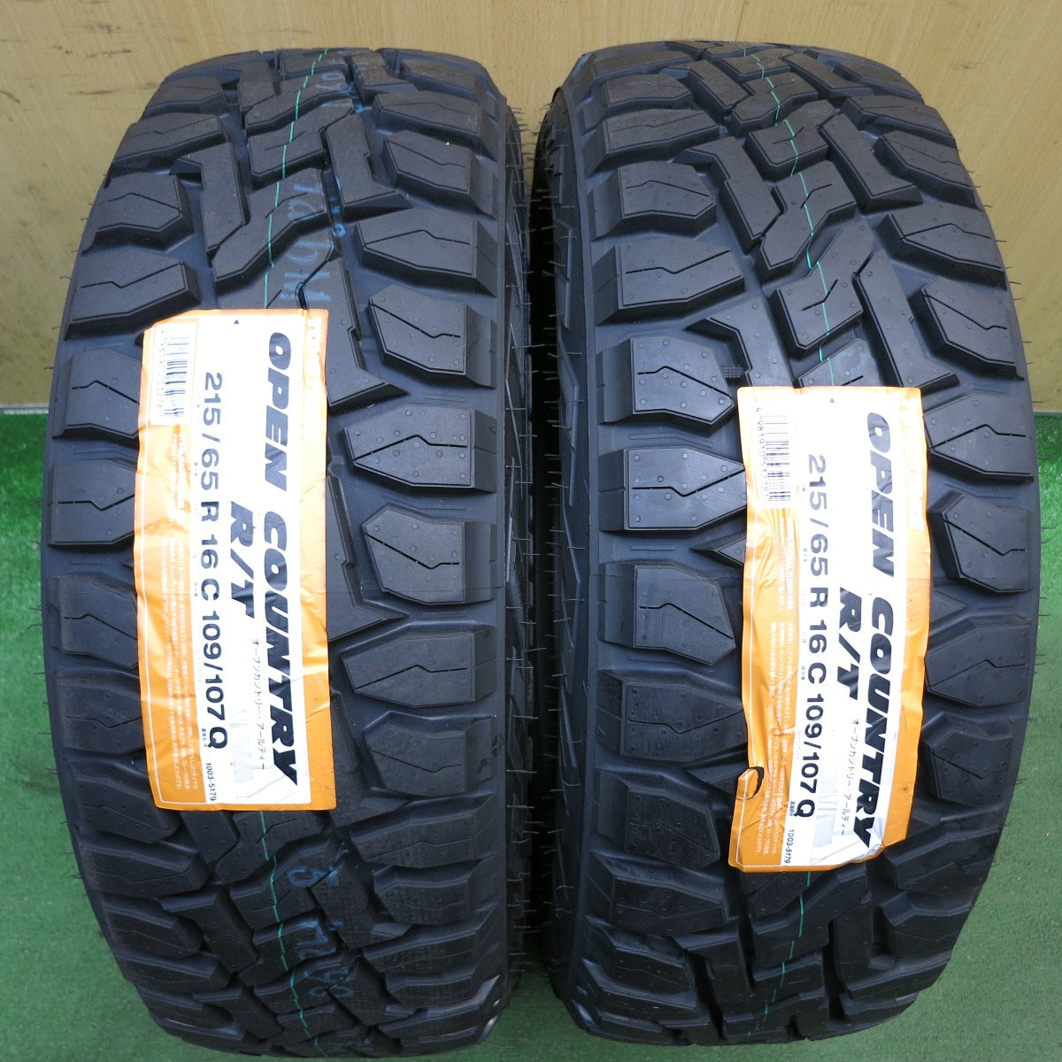 未使用！26年！2本◎215/65R16 C 109/107Q トーヨー オープン カントリー R/T ホワイトレター 16インチ タイヤ ハイエース 等◎6083101KKノタ
