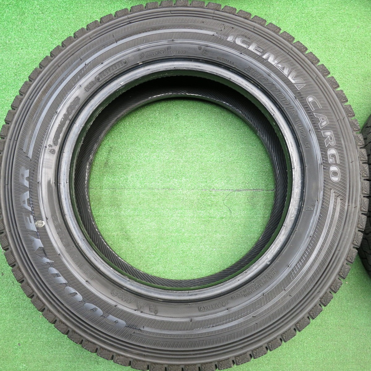 バリ溝！23年！9.5分★スタッドレス 205/70R16 111/109L グッドイヤー アイスナビ カーゴ CARGO タイヤ 16インチ トラック バン 等★5123103HAスタ
