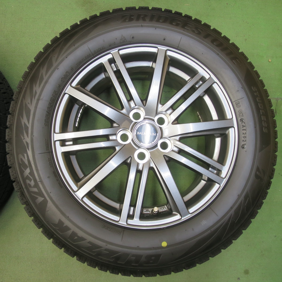 バリ溝！キレイ！9.5分★プリウス 等 195/65R15 スタッドレス ブリヂストン ブリザック VRX2 BALMINUM BR10 バルミナ 15インチ PCD100/5H★6041706イス