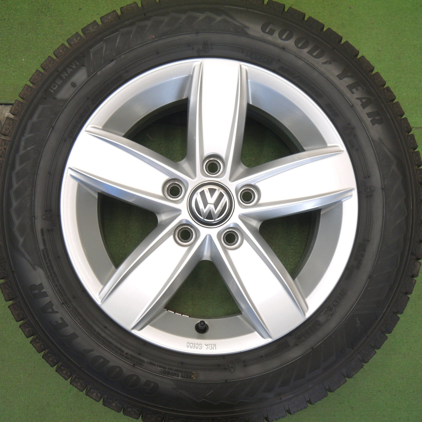 バリ溝！24年！キレイ！9.5分◎ワーゲン コルヴァーラ ゴルフ 等 純正 195/65R15 スタッドレス グッドイヤー アイスナビ8 15インチ コルバラ PCD112/5H◎6080402Hス