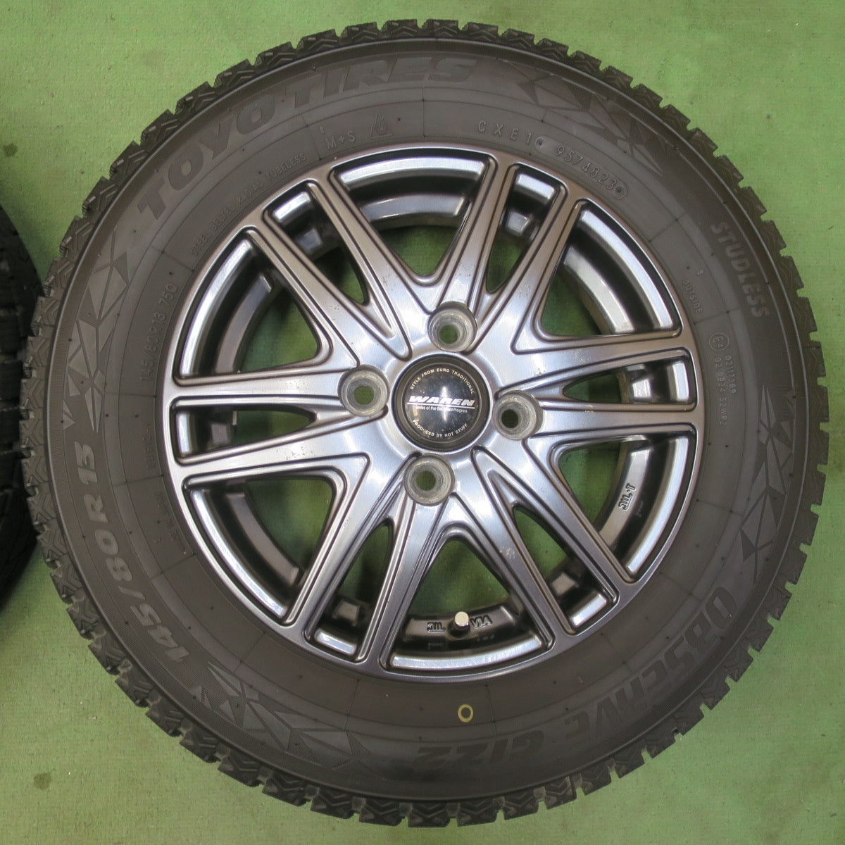 バリ溝！23年！9.5分★スタッドレス 145/80R13 トーヨー オブザーブ GIZ2 WAREN ヴァーレン 13インチ PCD100/4H★6042708イス