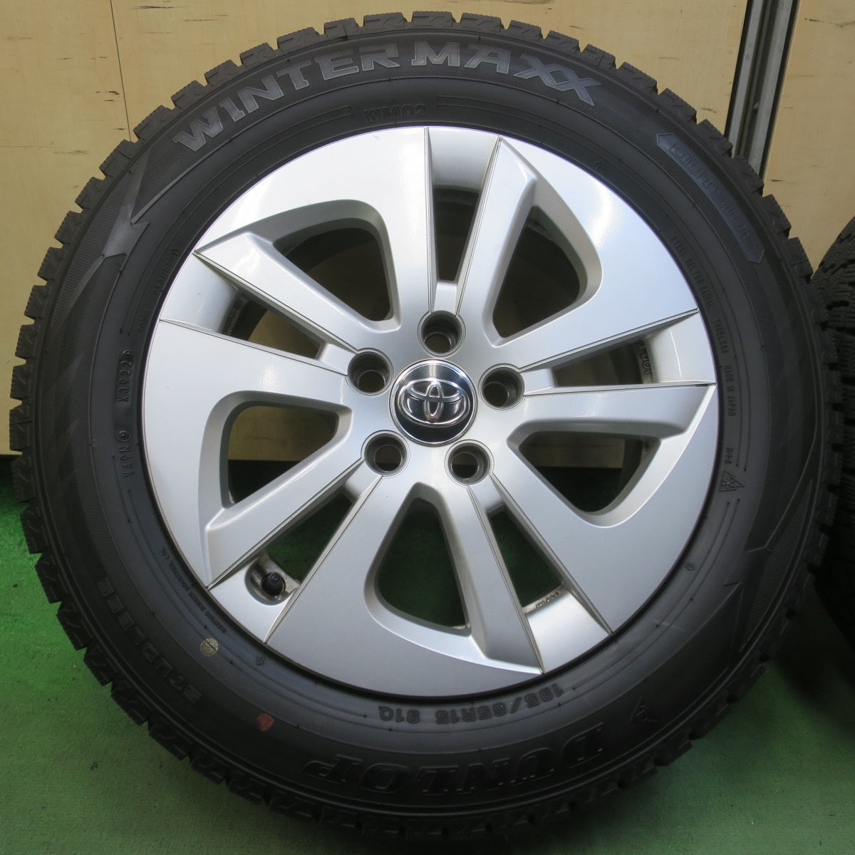 バリ溝！22年！キレイ！9.5分◎トヨタ 50系 プリウス 純正 195/65R15 スタッドレス ダンロップ ウインターマックス WM02 15インチ PCD100/5H◎6070108イス