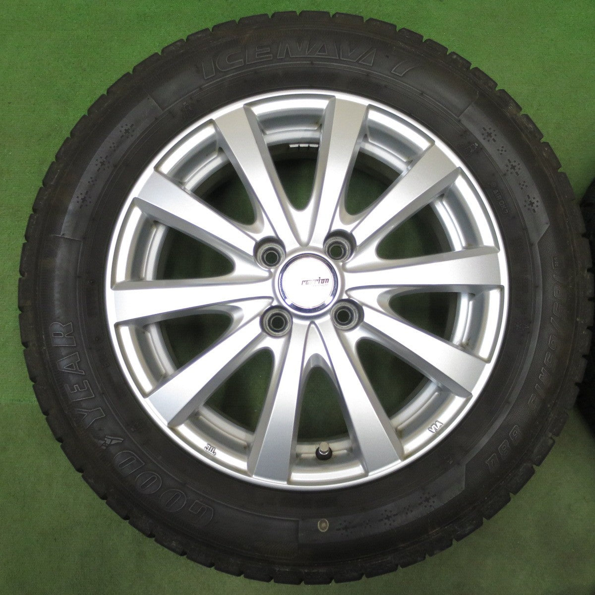 バリ溝！キレイ！8.5分◎スタッドレス 185/65R15 グッドイヤー アイスナビ7 ravrion RS01 ラブリオン 15インチ PCD100/4H◎6091802NGス