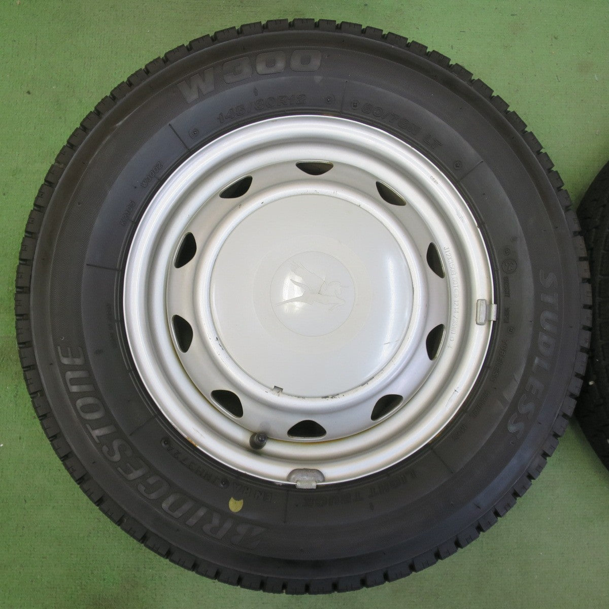 バリ溝！24年！9分★スタッドレス 145/80R12 80/78N ブリヂストン W300 スチール ホイール 12インチ PCD100 110 114.3/4H マルチ★6042010イス