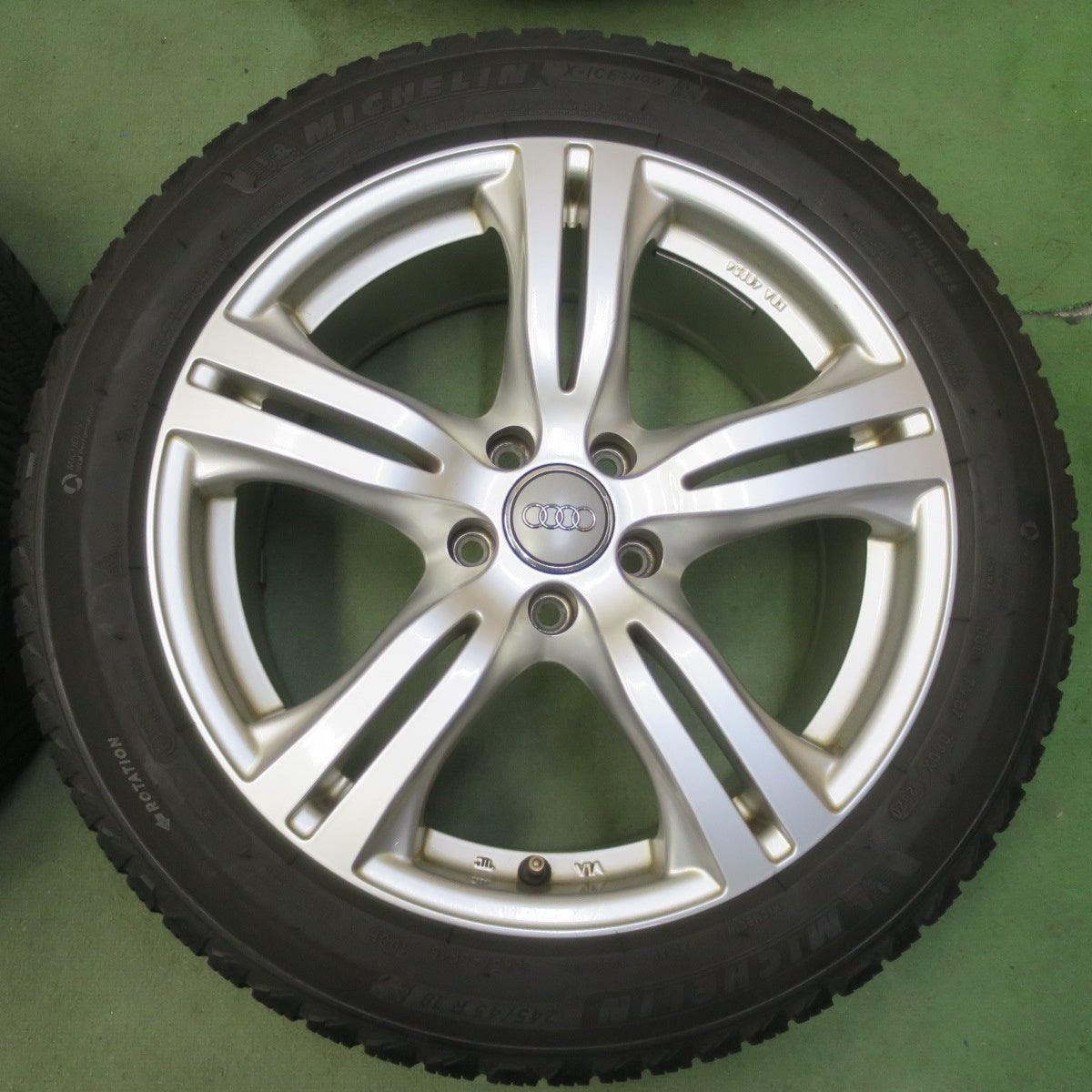 バリ溝！8.5分◎アウディ 等 ATS 245/45R18 スタッドレス ミシュラン X-ICE SNOW 18インチ PCD112/5H◎6100808イス