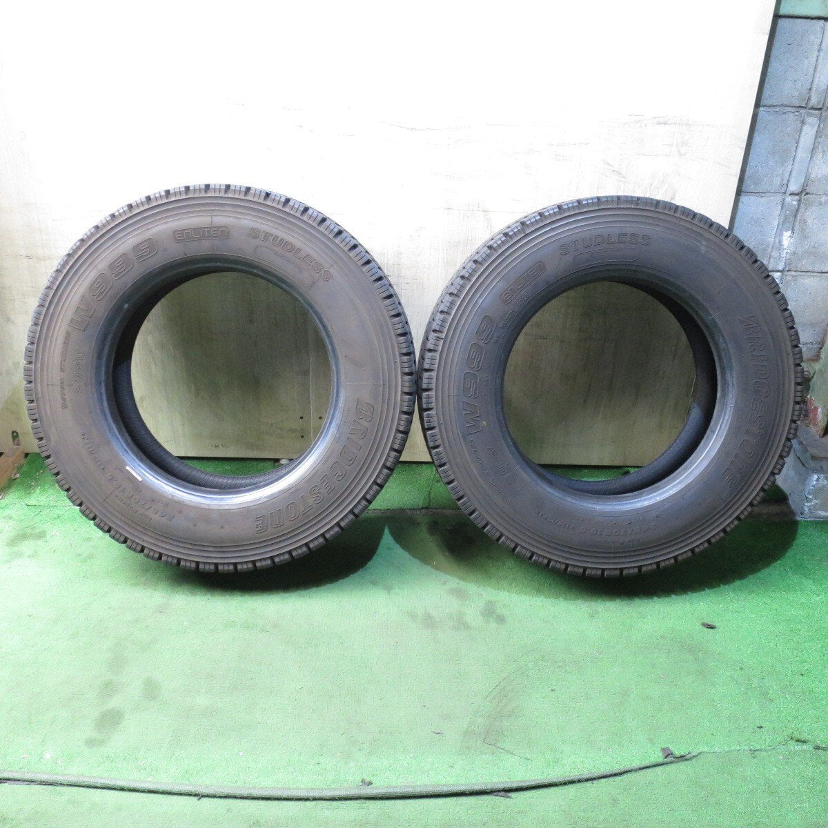 バリ溝！23年！9.5分★トラック タイヤ 245/70R19.5 136/134J スタッドレス ブリヂストン W999 19.5インチ★4052410クスタ