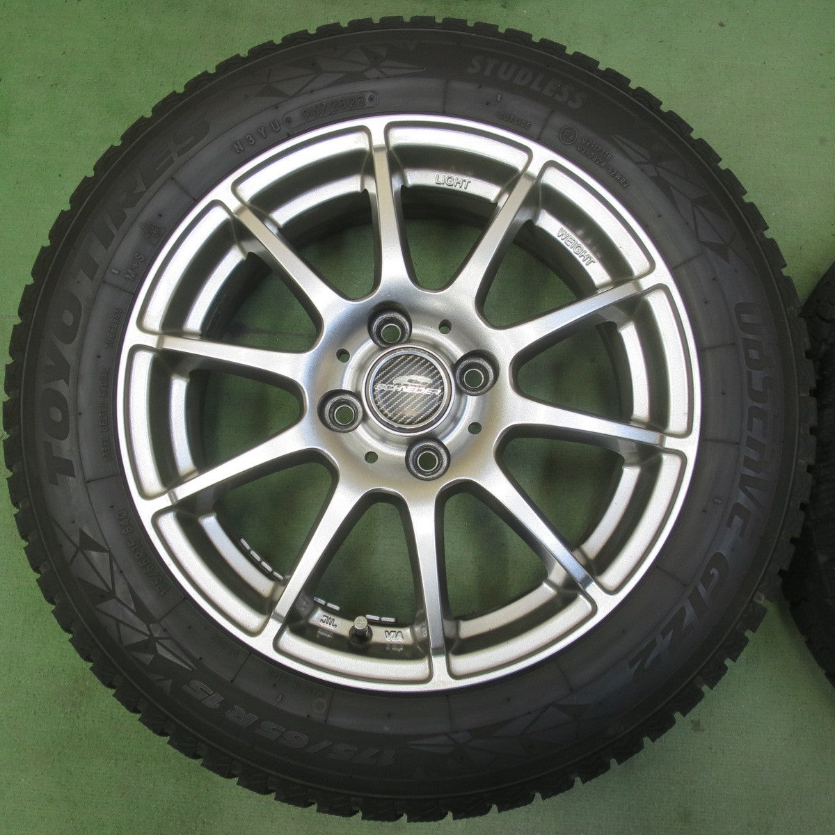 バリ溝！23年！キレイ！8.5分◎スタッドレス 175/65R15 トーヨー オブザーブ GIZ2 SCHNEIDER ATECH シュナイダー 15インチ PCD100/4H◎6092910イス