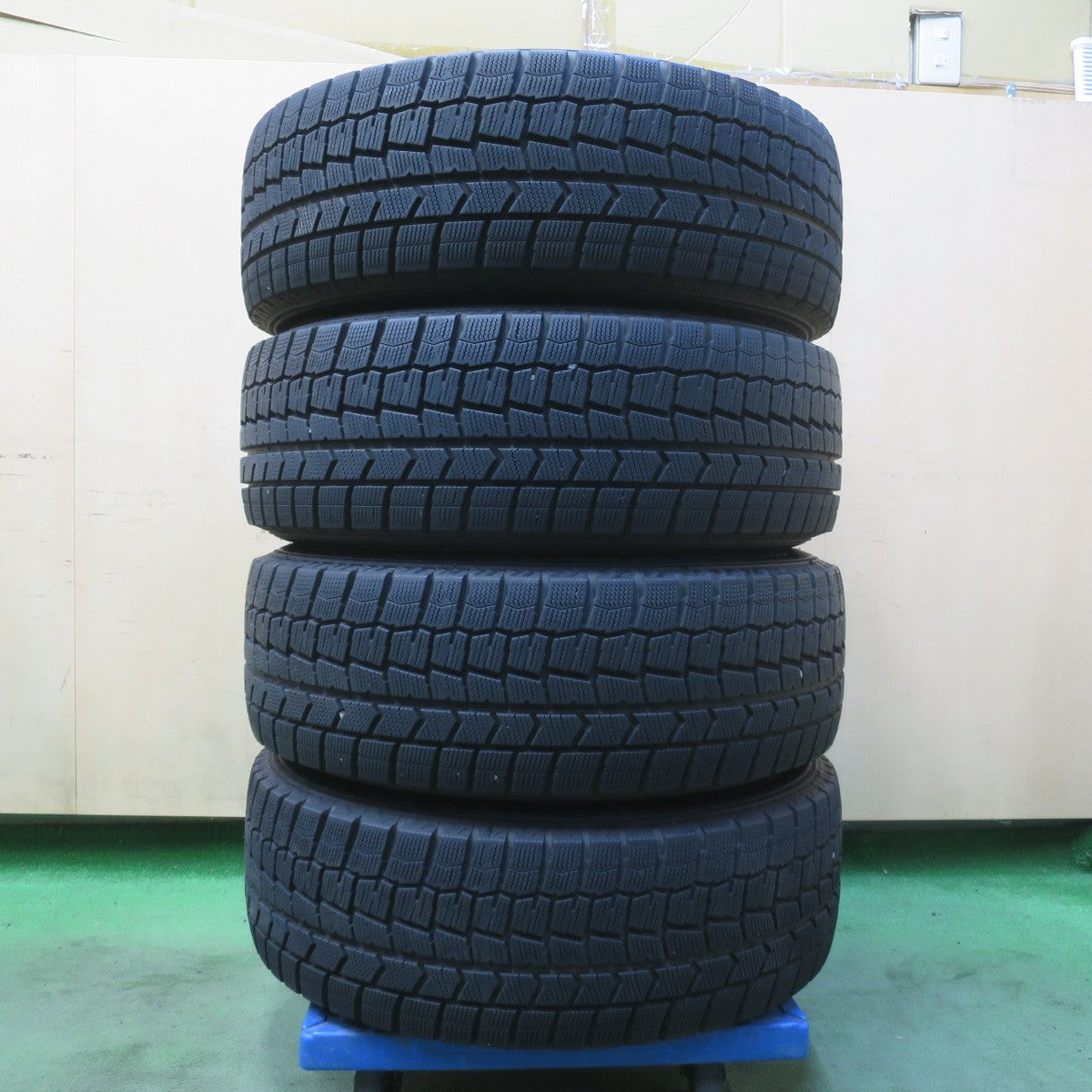 バリ溝！23年！キレイ！9.5分★スタッドレス 215/60R16 ダンロップ ウインターマックス WM02 MANARAY SPORT マナレイ スポーツ 16インチ PCD114.3/5H★6052605イス