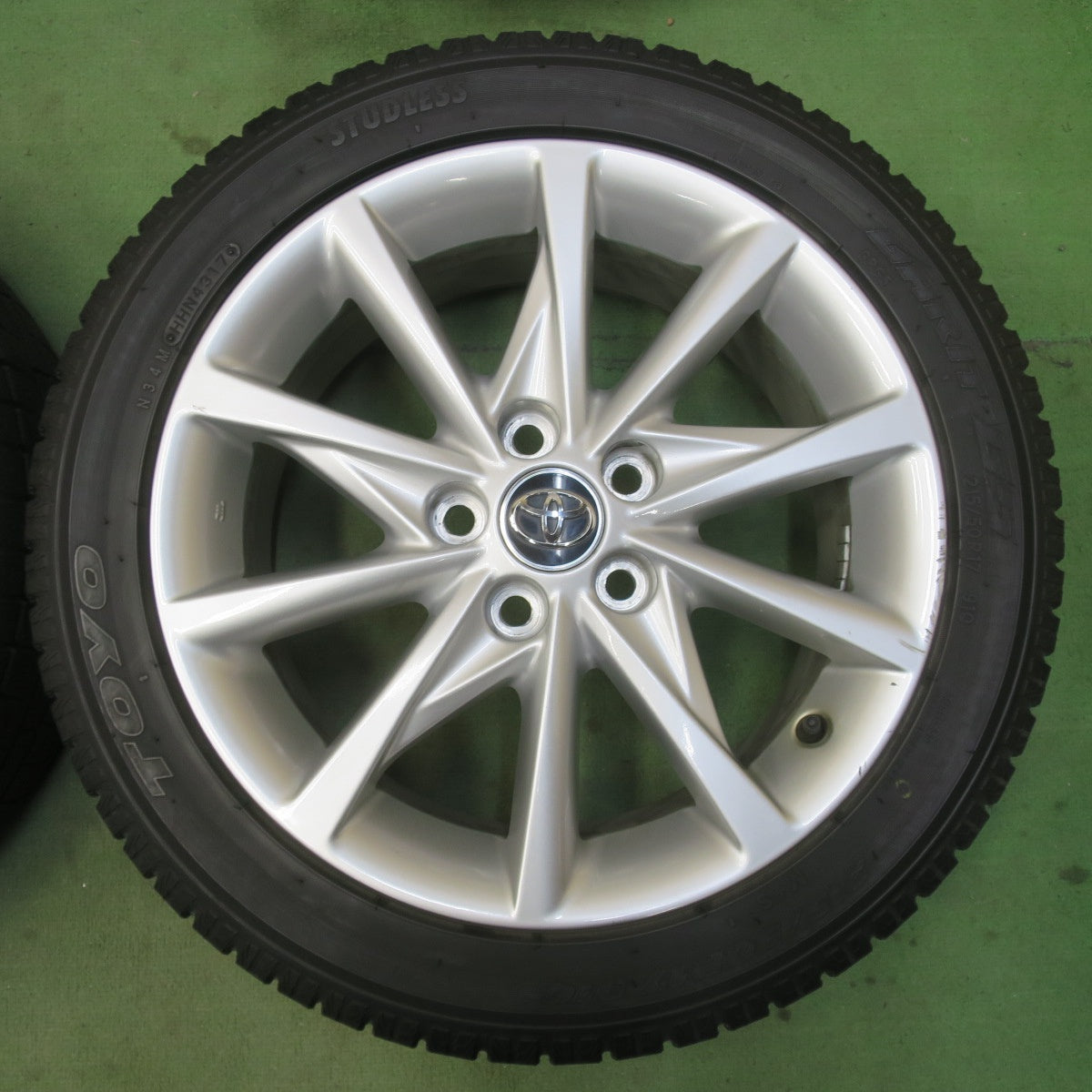 バリ溝！キレイ！9.5分★トヨタ プリウスα 純正 215/50R17 スタッドレス トーヨー ガリット G5 17インチ PCD114.3/5H★6032304イス