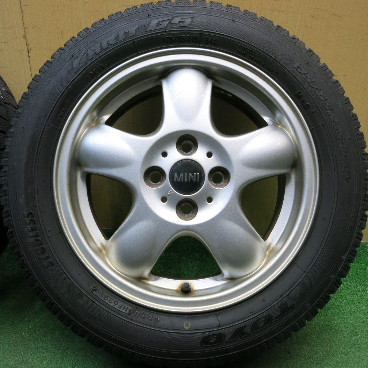 バリ溝！8.5分★MINI R55 R56 ミニ クーパー 純正 175/65R15 スタッドレス トーヨー ガリット G5 15インチ PCD100/4H★6032306HAス
