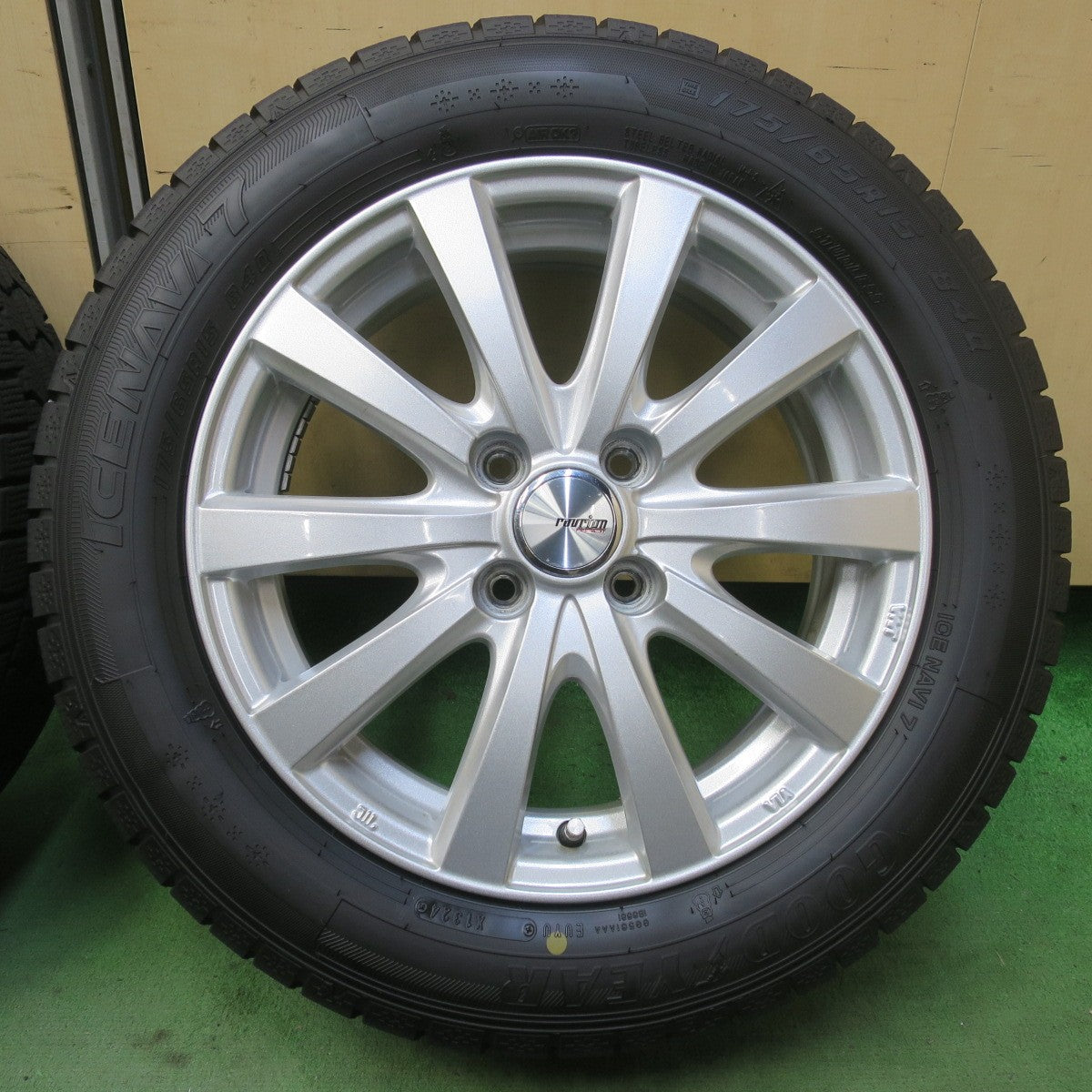 バリ溝！24年！キレイ！9.5分◎スタッドレス 175/65R15 グッドイヤー アイスナビ7 ravrion RS01 ラブリオン 15インチ PCD100/4H◎6091106イス