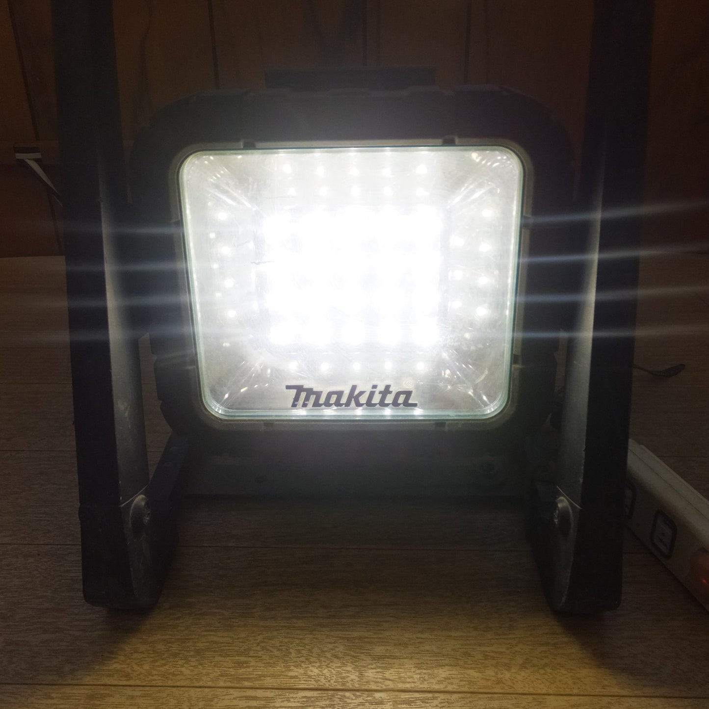 [送料無料] ★マキタ makita 充電式LEDスタンドライト ML805　AC100V 50-60Hz　DC14.4V/18V　本体のみ★