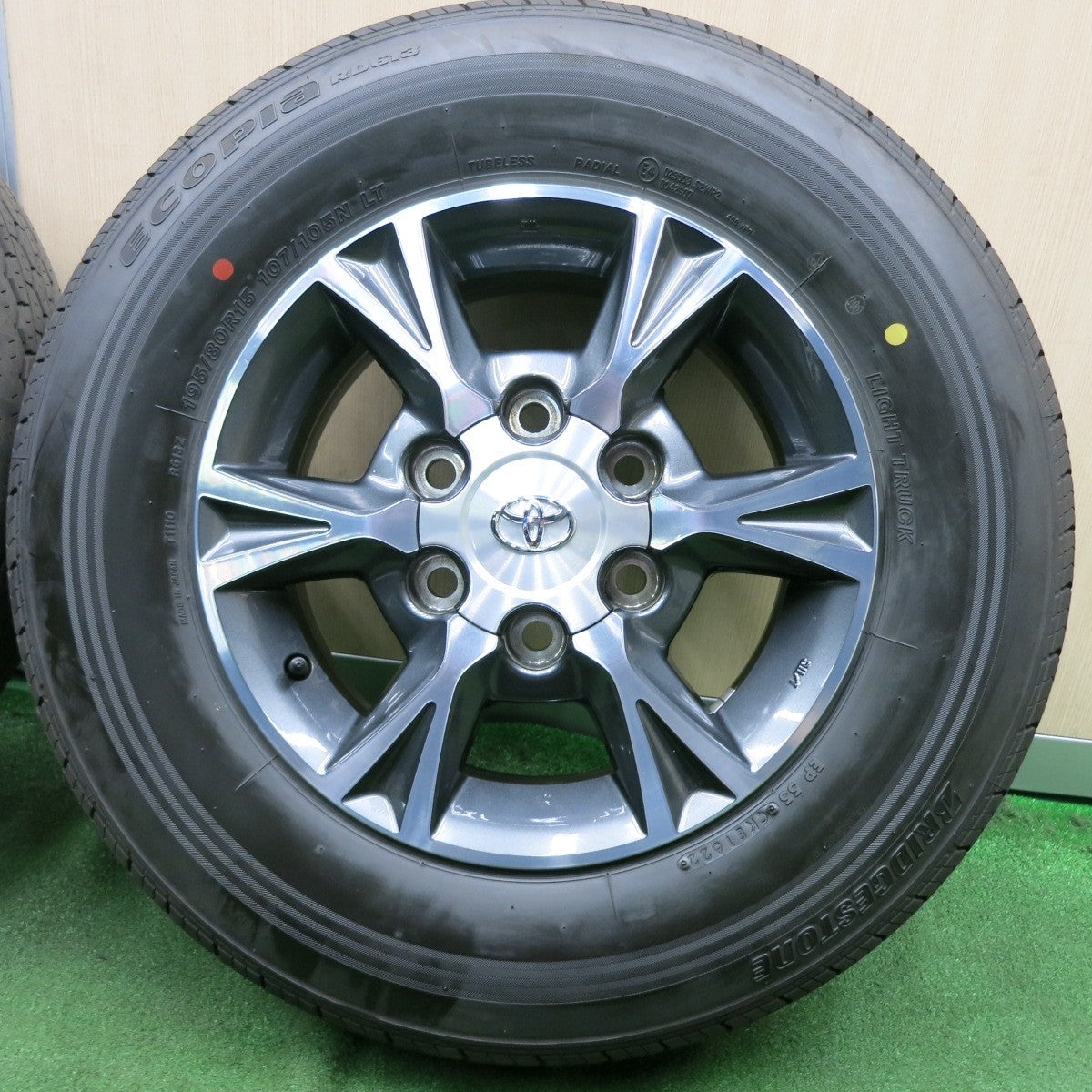 *送料無料* ほぼ新車外し！22年★トヨタ 200系 ハイエース 純正 OP 195/80R15 107/105N ブリヂストン エコピア RD613 PCD139.7/6H★4061406NJノ