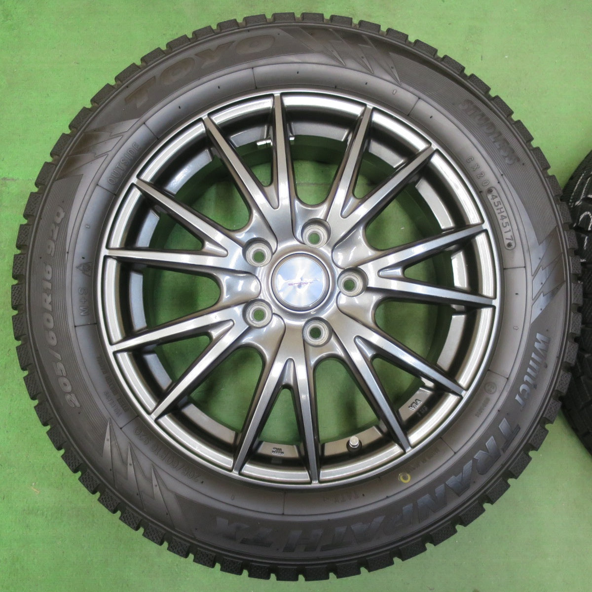 [送料無料] バリ溝！キレイ！9.5分★スタッドレス 205/60R16 トーヨー ウインター トランパス TX VELVA SPORT ヴェルヴァ 16インチ PCD114.3/5H★5033101イス