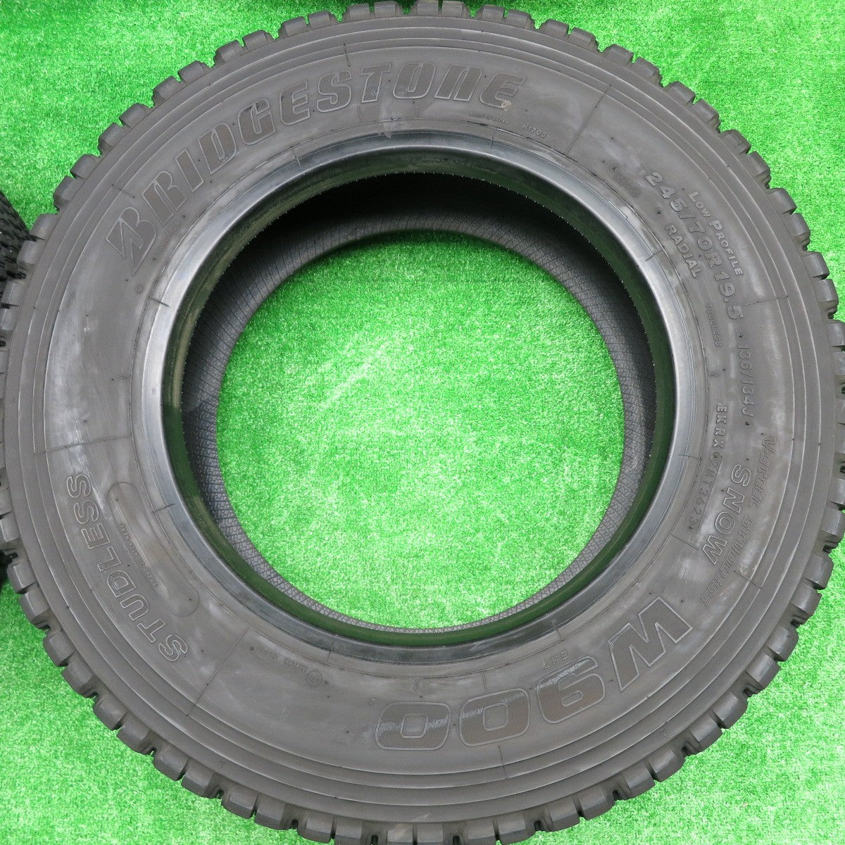 *送料無料* バリ溝！23年！9.5分★トラック タイヤ 245/70R19.5 136/134J スタッドレス ブリヂストン W900 19.5インチ★4072304HAスタ