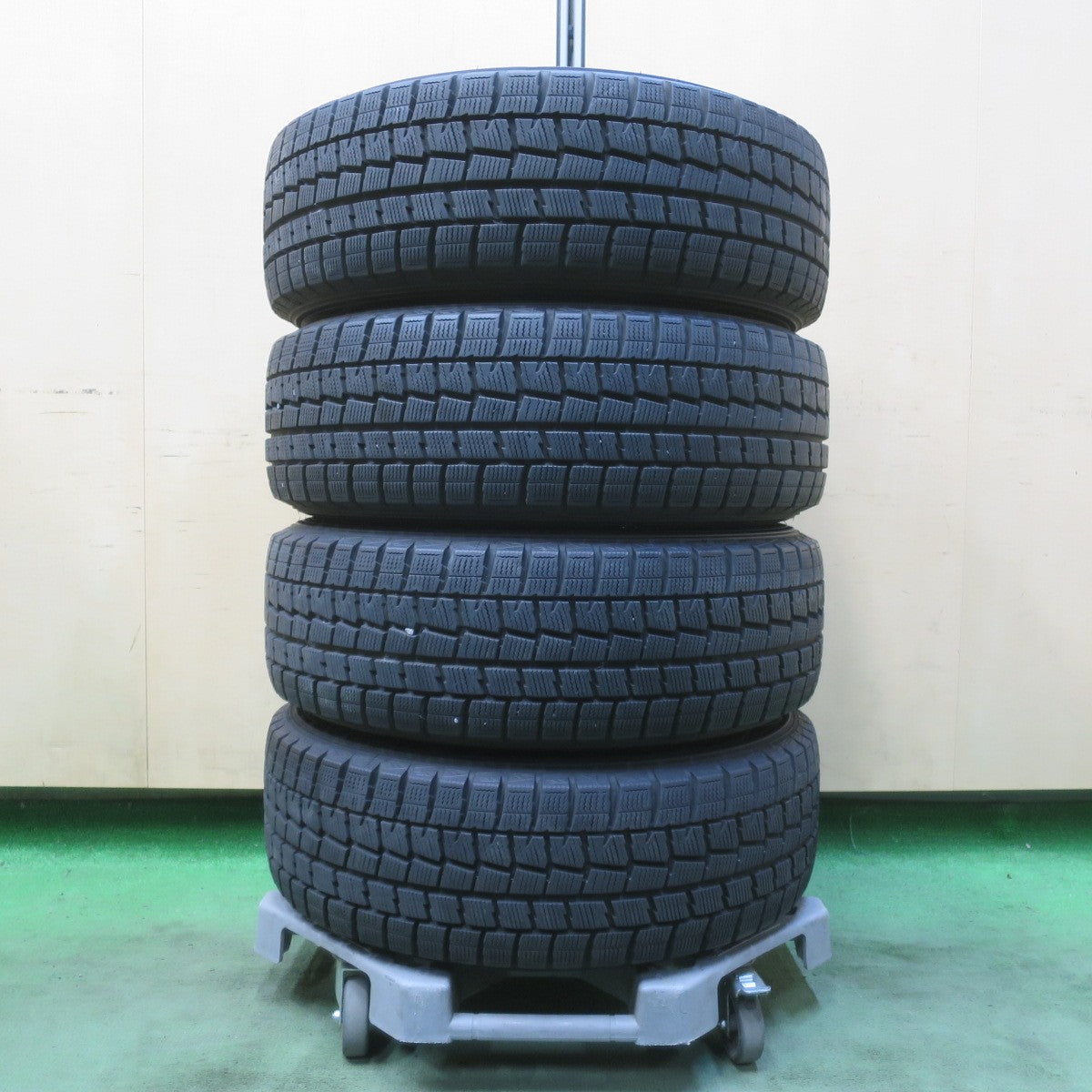 バリ溝！キレイ！9.5分★スタッドレス 195/65R15 ダンロップ ウインターマックス WM01 VIOLENTO ヴィオレント 15インチ PCD114.3/5H★6051305イス