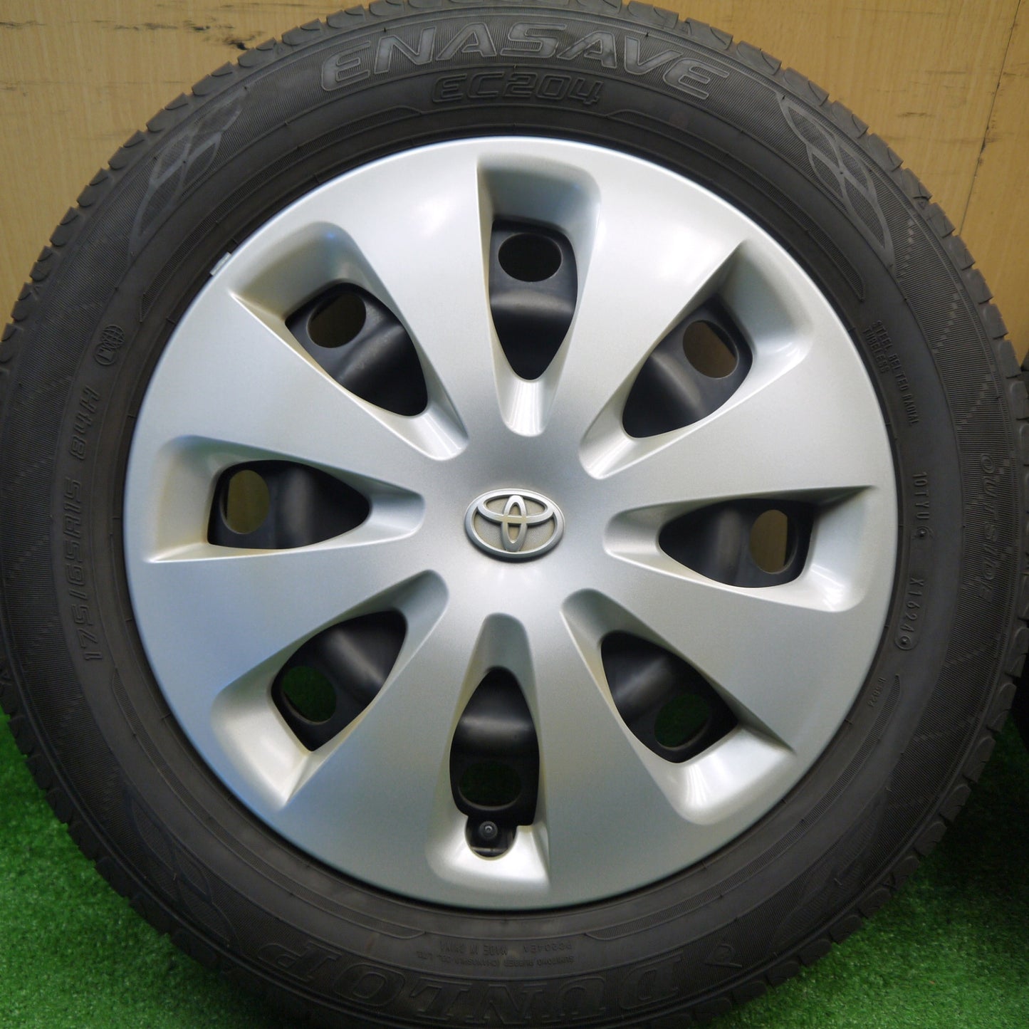 バリ溝！24年！9.5分★トヨタ アクア 純正 スチール 175/65R15 ダンロップ エナセーブ EC204 15インチ PCD100/4H★5111010Hノ