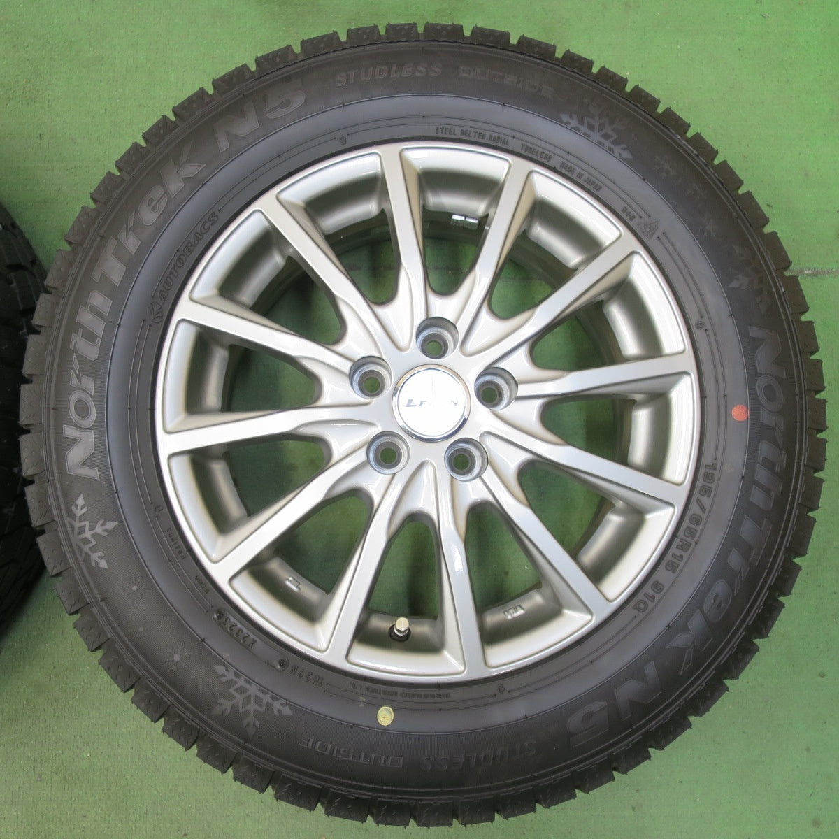 ほぼ未使用！23年！キレイ★プリウス 等 195/65R15 スタッドレス オートバックス ノーストレック N5 LEBEN レーベン 15インチ PCD100/5H★5100702イス