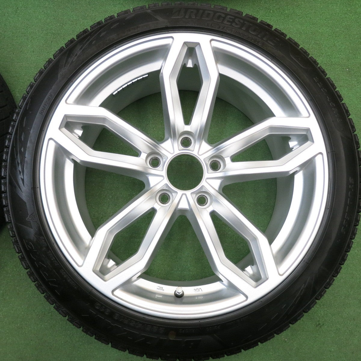 バリ溝！22年！キレイ！9.5分★BMW 等 AGA Welt 225/45R18 スタッドレス ブリヂストン ブリザック VRX3 18インチ PCD120/5H★6020511HAス