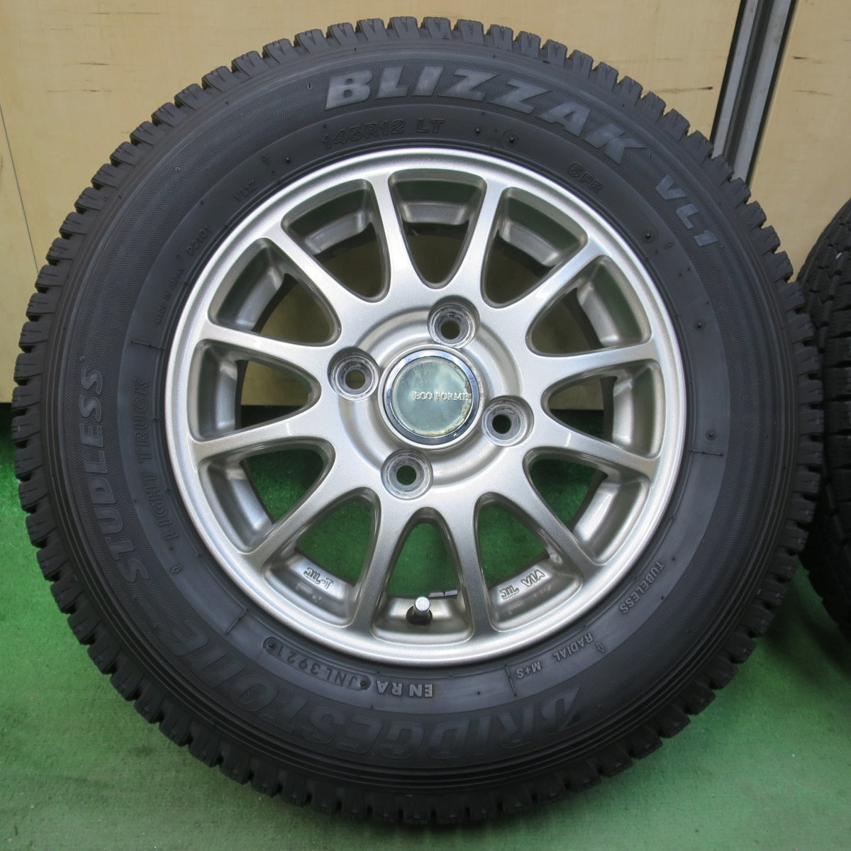 バリ溝！9.5分★スタッドレス 145R12 LT 6PR ブリヂストン ブリザック VL1 ECO FORME エコフォルム 12インチ PCD100/4H★6010906イス