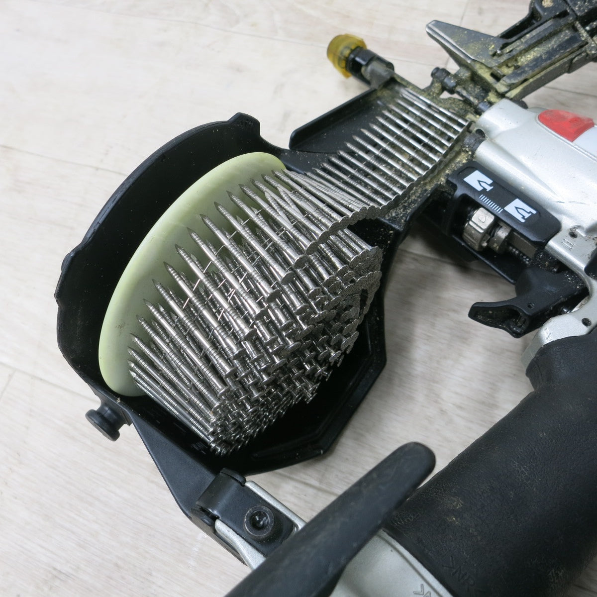 [送料無料] ◆マキタ エア 釘打機 常圧 50mm AN514 釘打ち機 コイルネイラ 連結釘 ケース付き 電動 工具◆