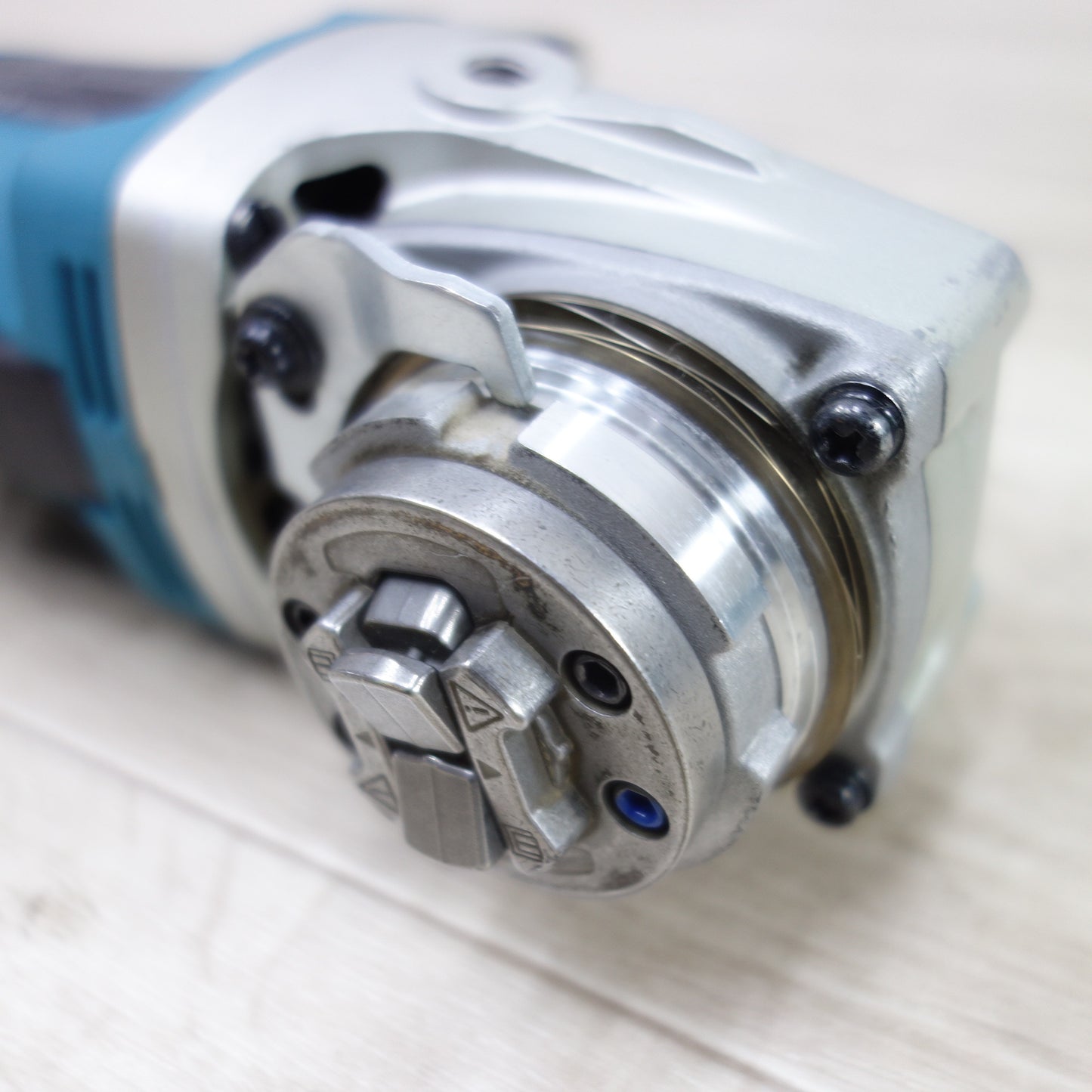 [送料無料] ◆マキタ 100mm 充電式 ディスクグラインダ GA420D 18V 替刃付き 電動 工具 研磨機 コードレス makita◆