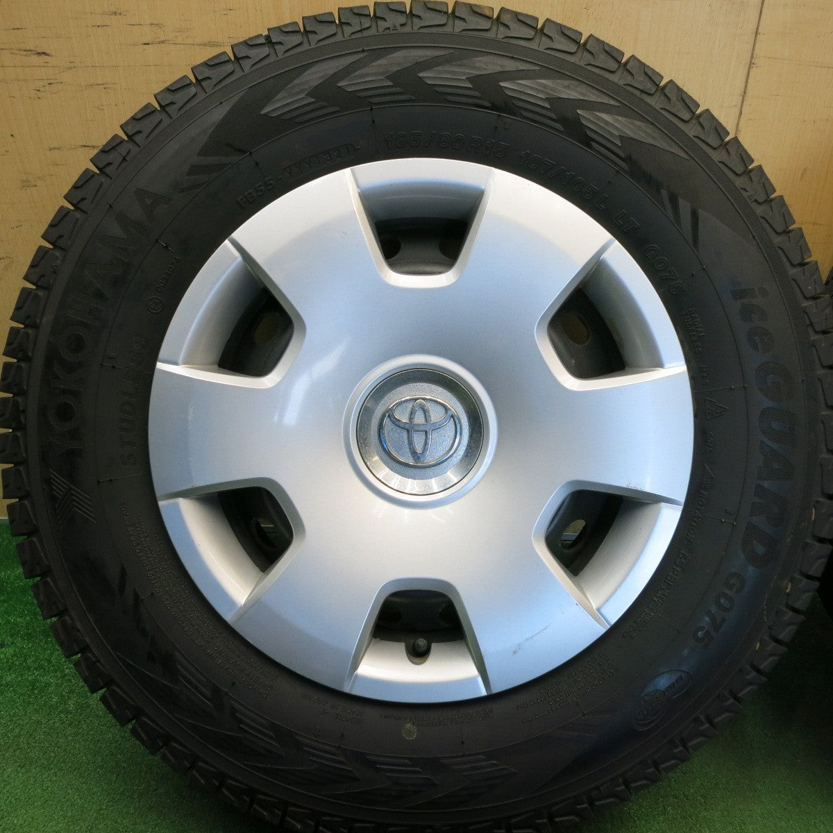 バリ溝！9.5分★トヨタ ハイエース 純正 スチール 195/80R15 107/105L スタッドレス ヨコハマ アイスガード G075 15インチ PCD139.7/6H★6051402HAス