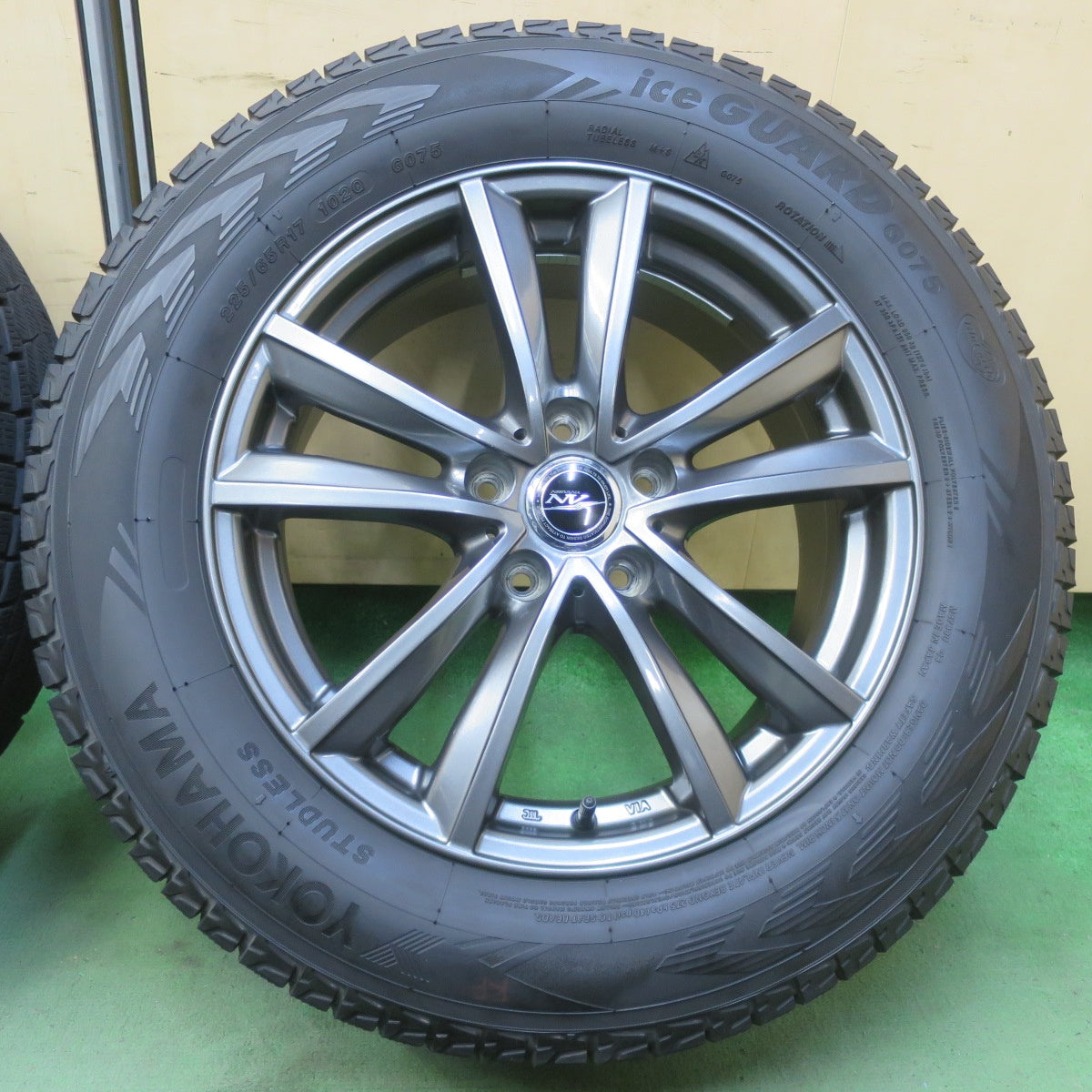 バリ溝！キレイ！9.5分◎スタッドレス 225/65R17 ヨコハマ アイスガード G075 NIRVANA NV ニルヴァーナ ニルバーナ 17インチ PCD114.3/5H◎6092307イス