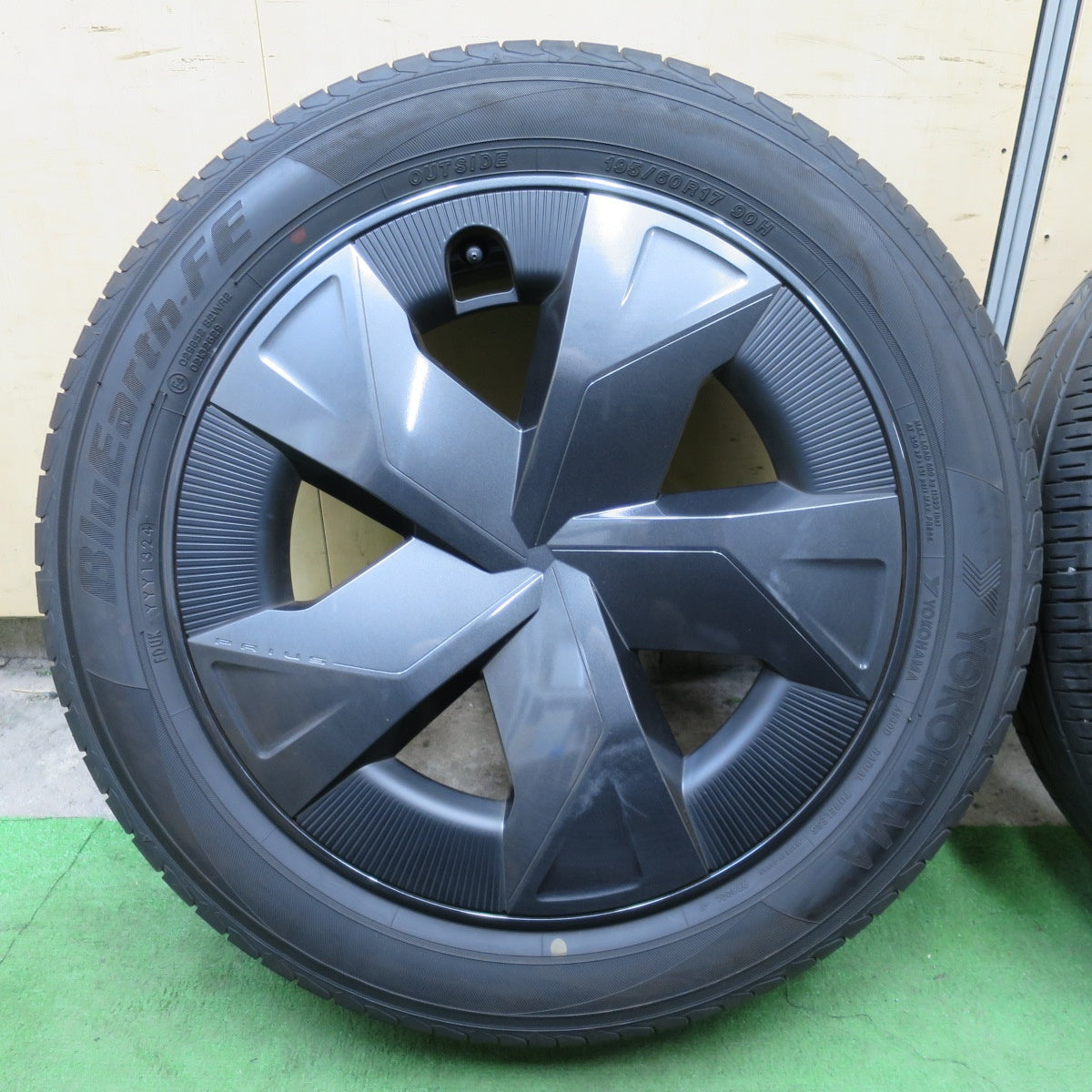 バリ溝！24年！キレイ！9分◎トヨタ 60系 プリウス Uグレード 純正 195/60R17 ヨコハマ BluEarth-FE AE30D ブルーアース 17インチ PCD114.3/5H◎6082104NGノ
