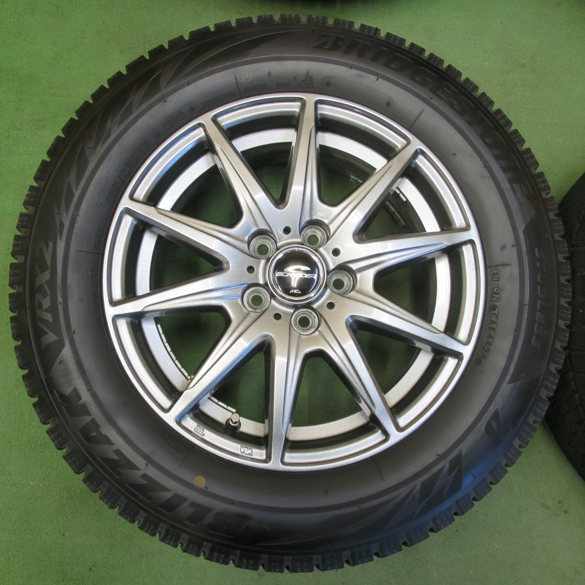 バリ溝！24年！キレイ！ほぼ10分★プリウス 等 195/65R15 スタッドレス ブリヂストン ブリザック VRX2 SCHNEIDER シュナイダー 15インチ PCD100/5H★5111506イス