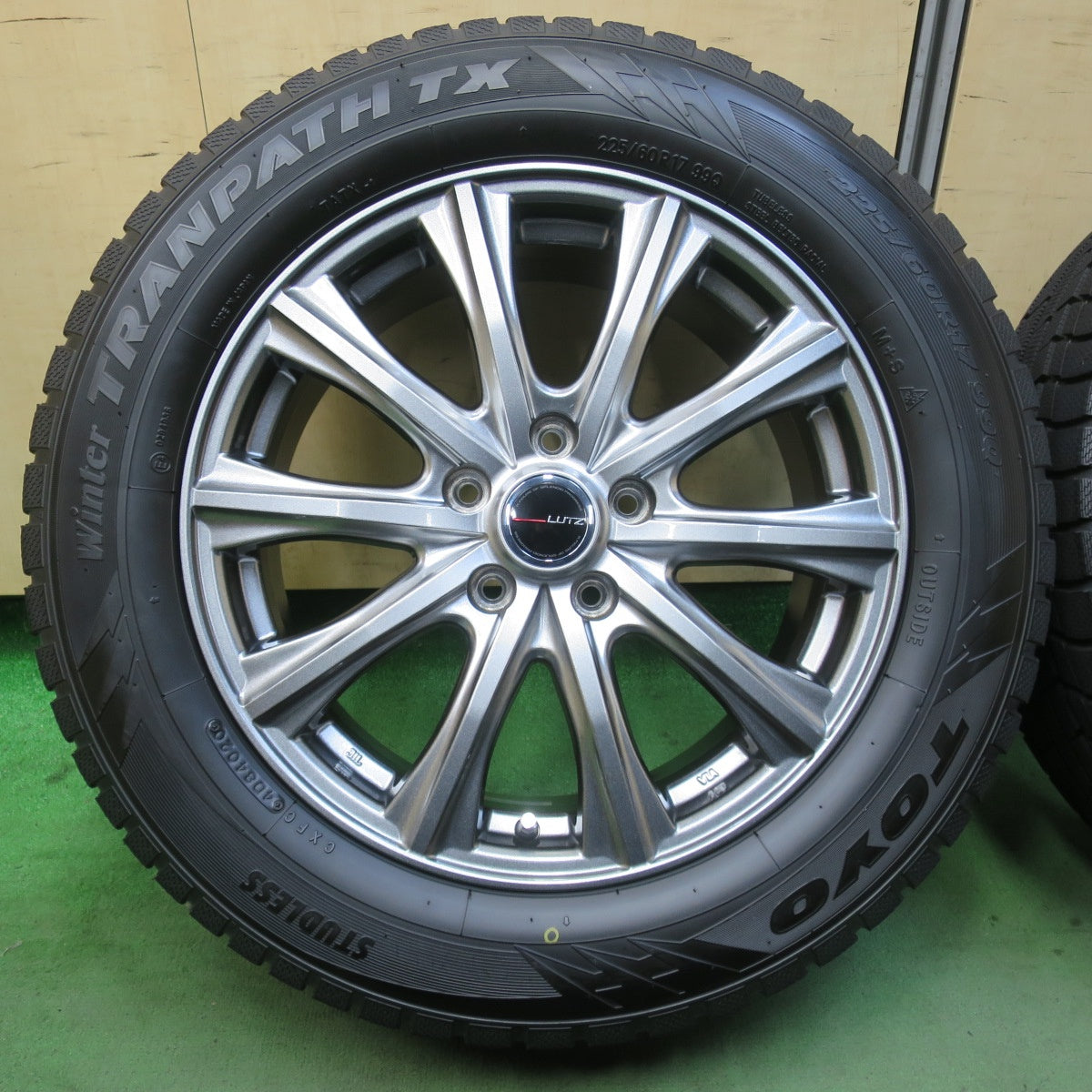 バリ溝！キレイ！9.5分★スタッドレス 225/60R17 トーヨー ウインター トランパス TX LUTZ 社外 アルミ 17インチ PCD114.3/5H★5112413イス