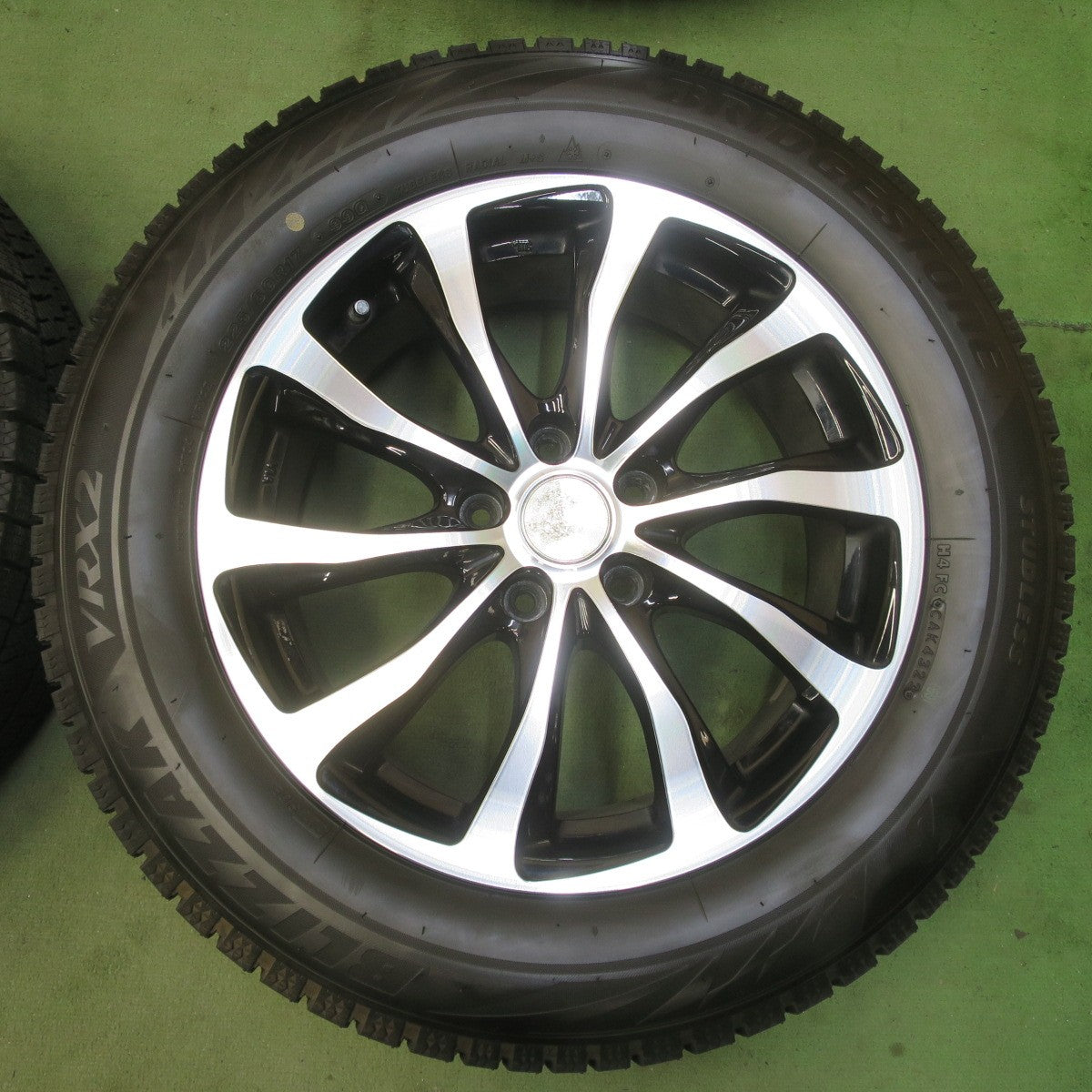 バリ溝！23年！キレイ！9.5分以上◎スタッドレス 225/60R17 ブリヂストン ブリザック VRX2 BALMINUM バルミナ 17インチ PCD114.3/5H◎6061205イス
