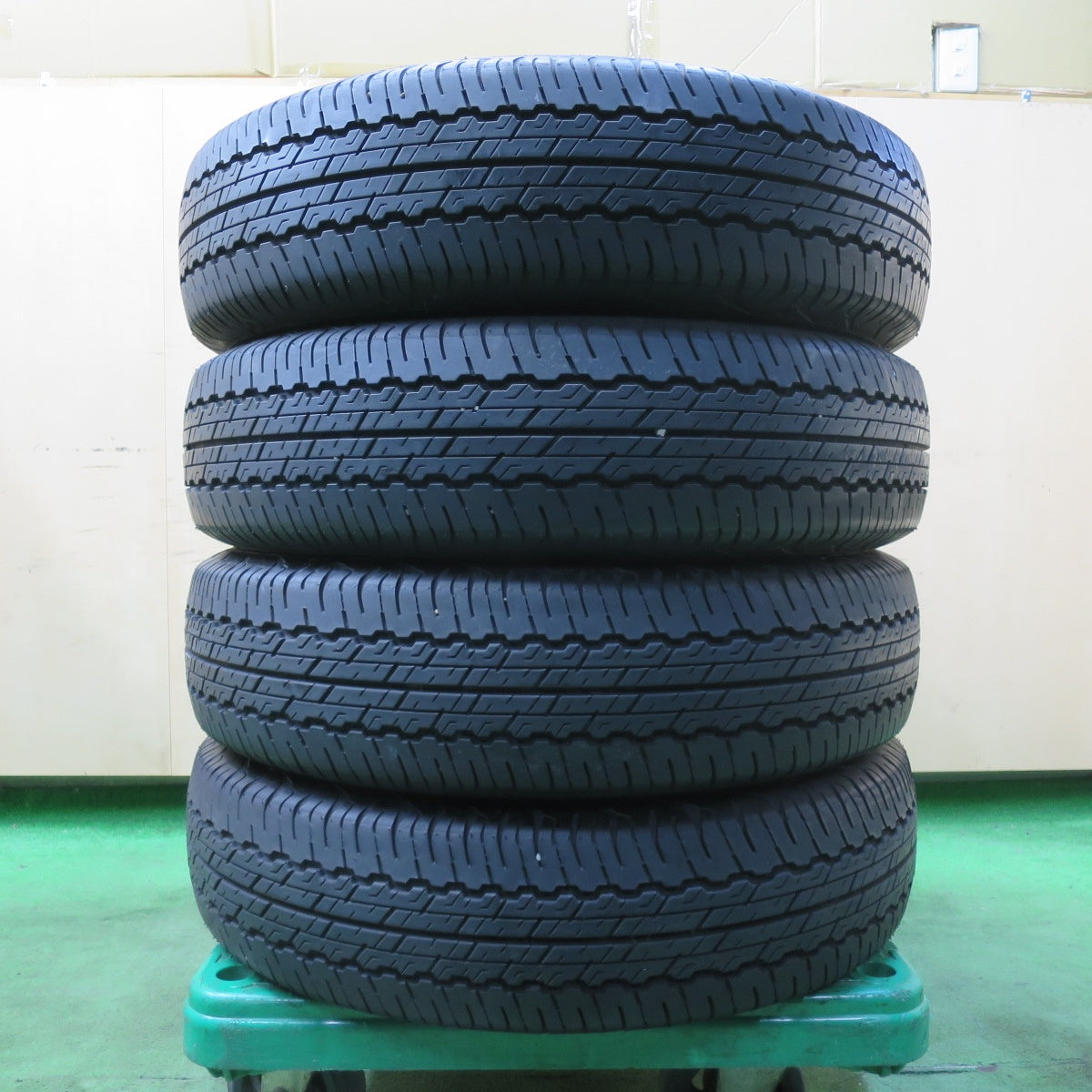 [送料無料] バリ溝！23年！8.5分★195/80R15 ダンロップ AT20 グラントレック タイヤ 15インチ ジムニー シエラ ハイエース 等★5012202イノタ