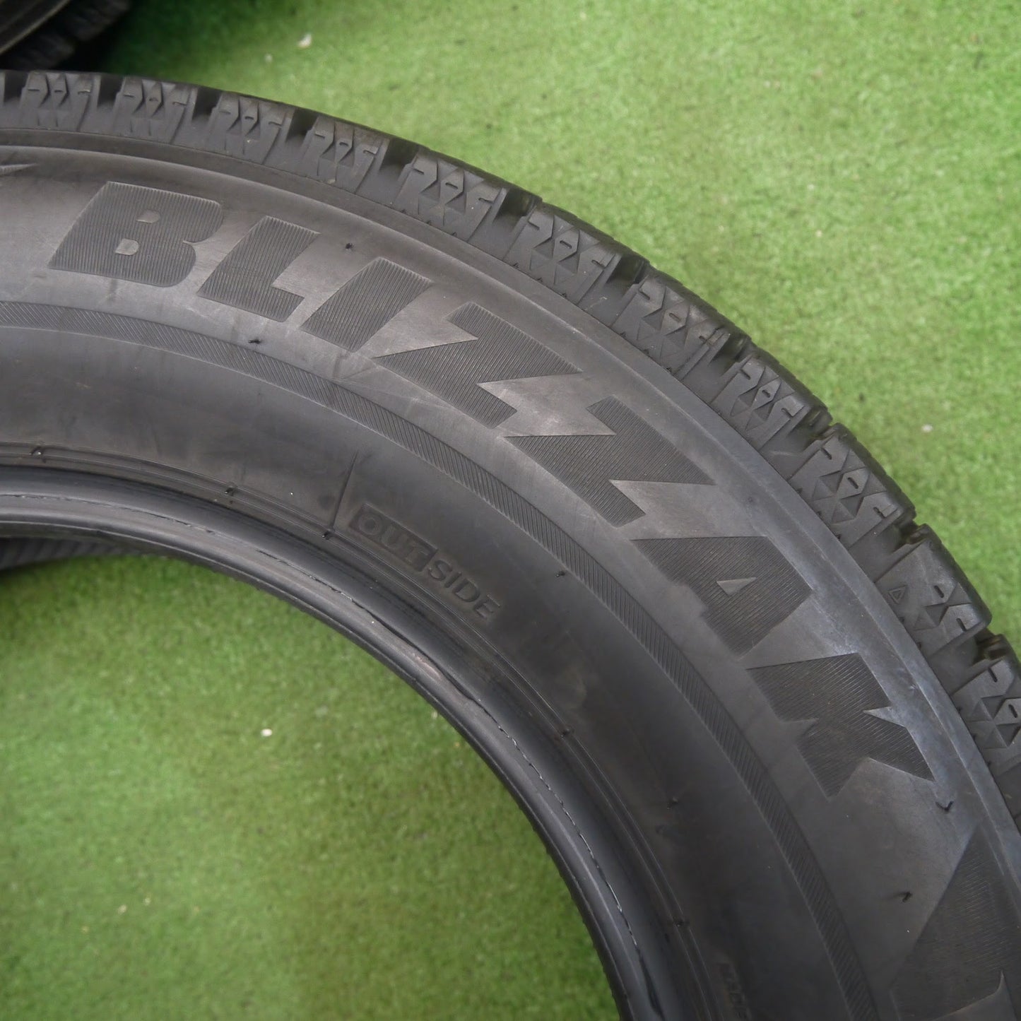 [送料無料]バリ溝！20年！9.5分★スタッドレス 175/70R14 ブリヂストン ブリザック VRX2 タイヤ 14インチ ヴィッツ フィット フリード ノート 等★3040704クスタ
