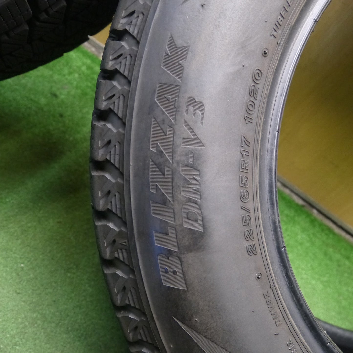 [送料無料]バリ溝！19年！9.5分★スタッドレス 225/65R17 ブリヂストン ブリザックDM-V3 タイヤ 17インチ ハリアー RAV4 レクサス エクストレイル等★3082108Hスタ