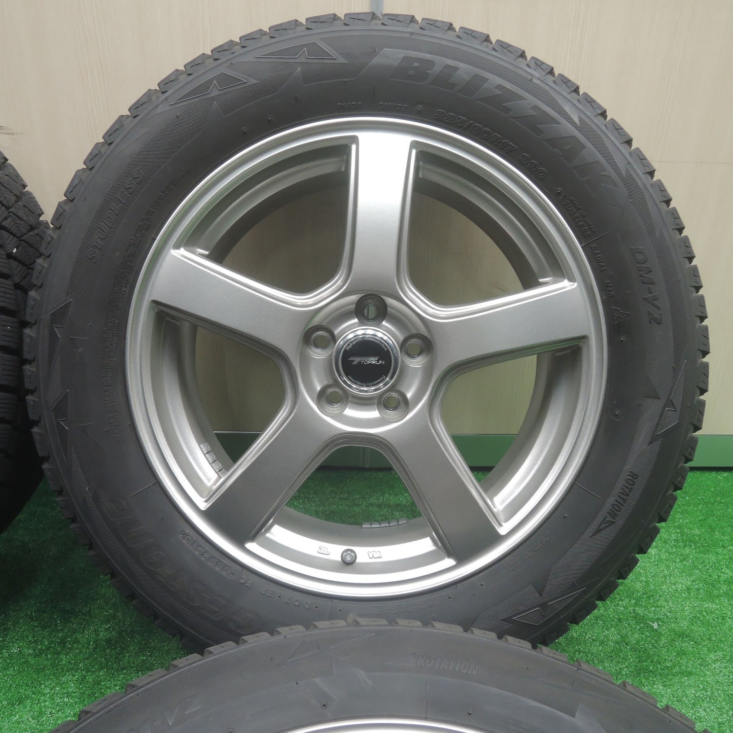 [送料無料]バリ溝！綺麗！8.5分★フォレスター XV等 225/60R17 スタッドレス ブリヂストン ブリザック DM-V2 TOPRUN トップラン 17インチ PCD100/5H★3072005SYス