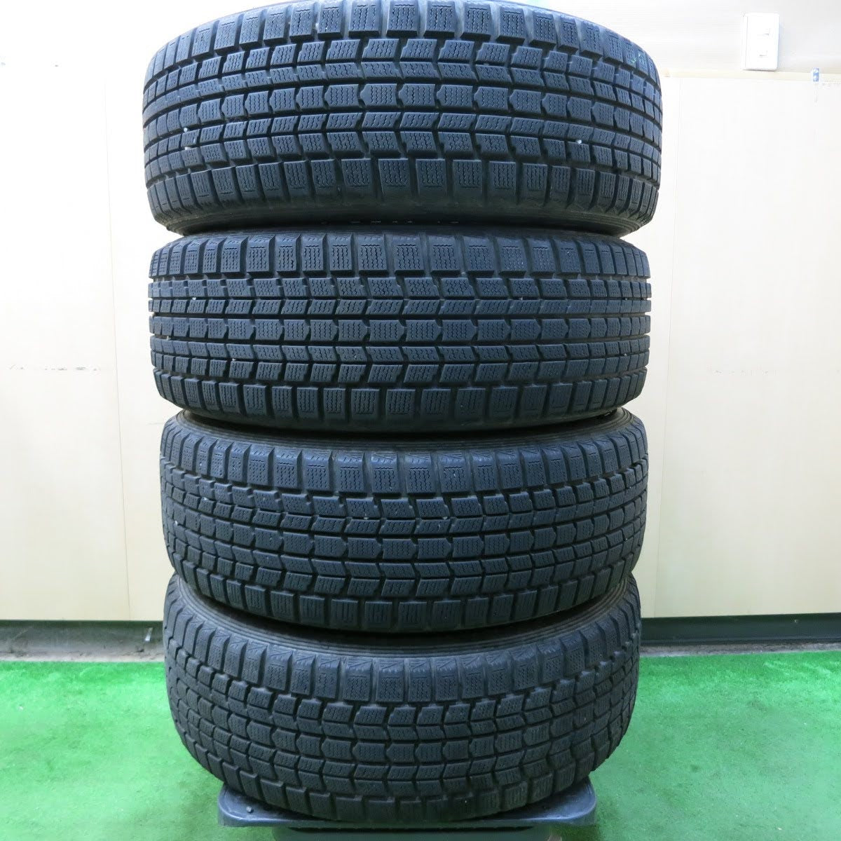 [送料無料]バリ溝！9.5分★スバル レガシィ アウトバック 純正 225/60R17 スタッドレス ダンロップ グラントレック SJ7 17インチ PCD100/5H★3062601イス