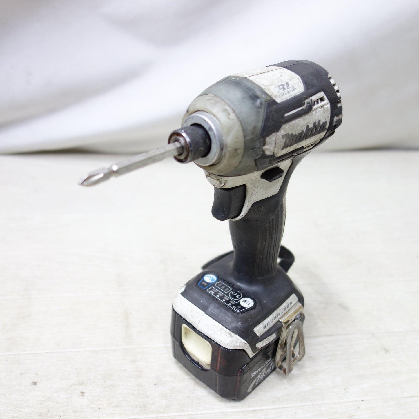 [送料無料] ◆makita マキタ 充電式インパクトドライバ TD170D 14.4V BL1430 バッテリー２個 充電器付き 電動工具◆