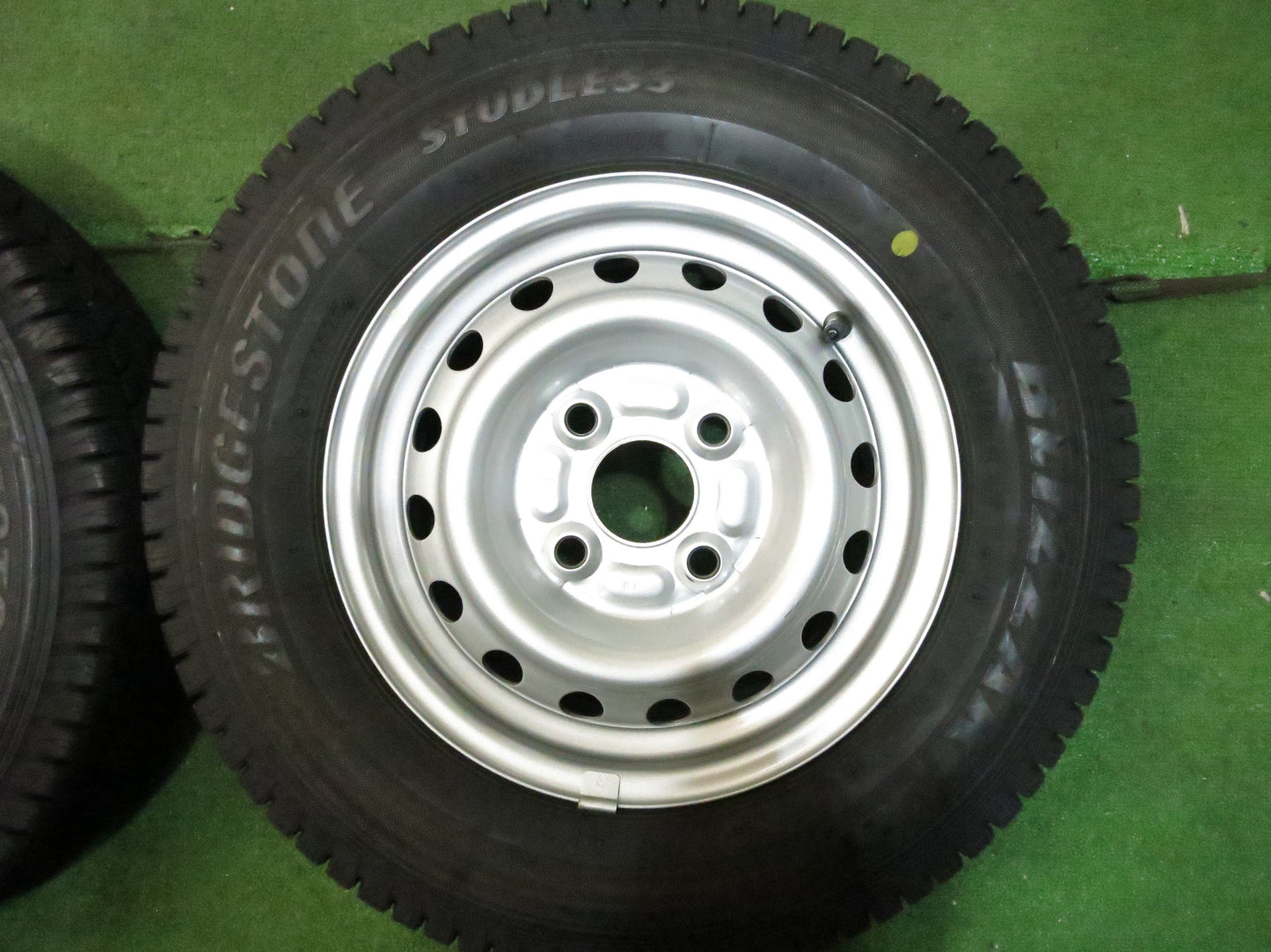 [送料無料]バリ溝！20年！キレイ！9.5分★スタッドレス 145R12 6PR ブリヂストン ブリザック VL1 スチール ホイール PCD100/4H★3022202Hス