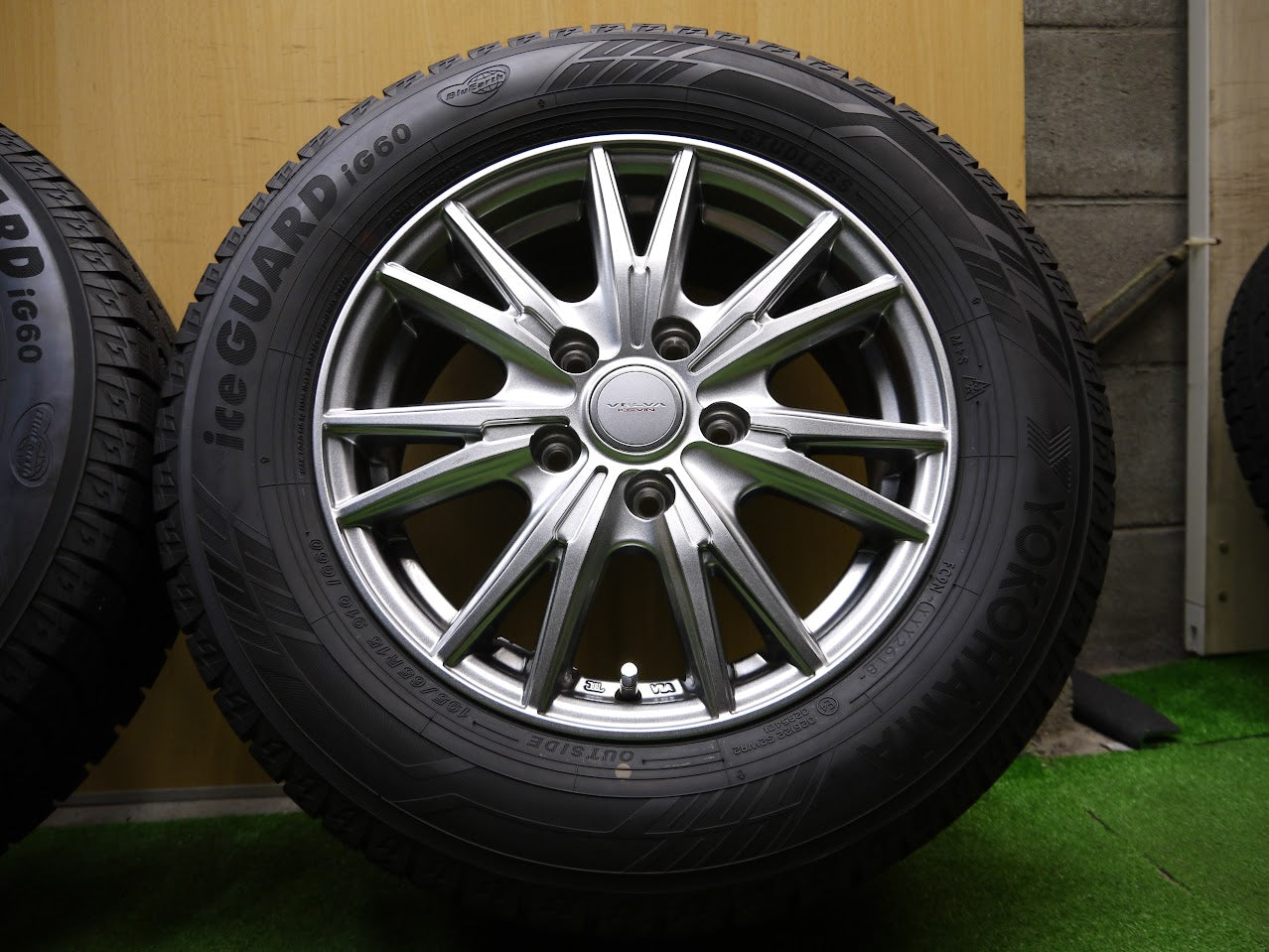 [送料無料]バリ溝！18年！キレイ！9.5分以上★スタッドレス 195/65R15 ヨコハマ アイスガード iG60 VELVA KEVIN ヴェルヴァ 15インチ PCD114.3/5H★