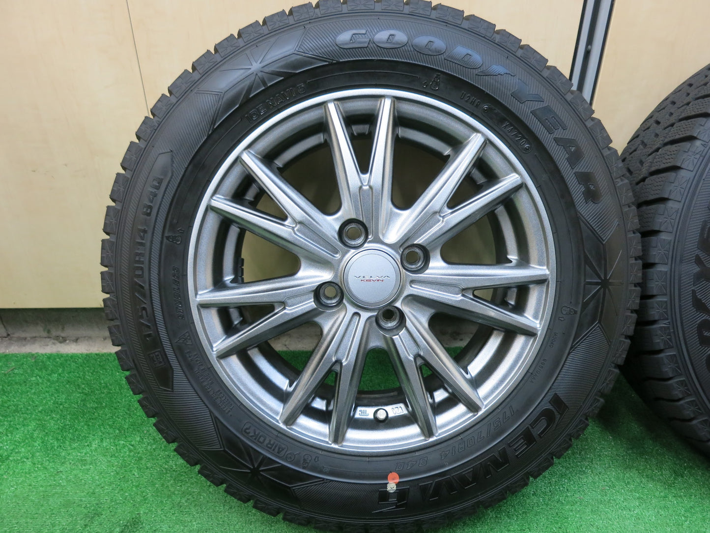 [送料無料]バリ溝！20年！キレイ！ほぼ10分★スタッドレス 175/70R14 グッドイヤー アイスナビ6 VELVA KEVIN ヴェルヴァ 14インチ PCD100/4H★3021502ヒス