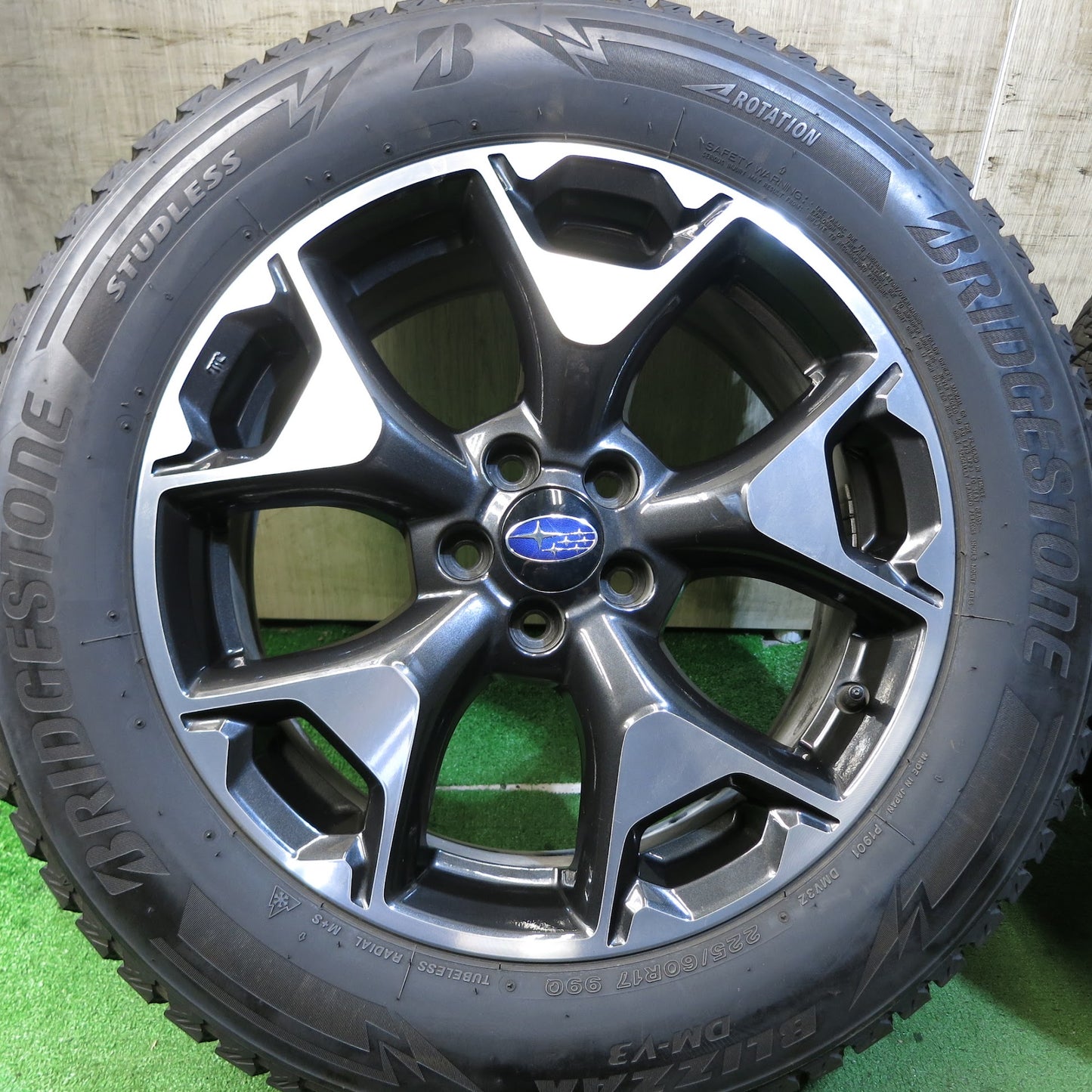 [送料無料]バリ溝！19年！キレイ！9.5分★スバル XV 純正 225/60R17 スタッドレス ブリヂストン ブリザック DM-V3 17インチ PCD100/5H★3051908Hス
