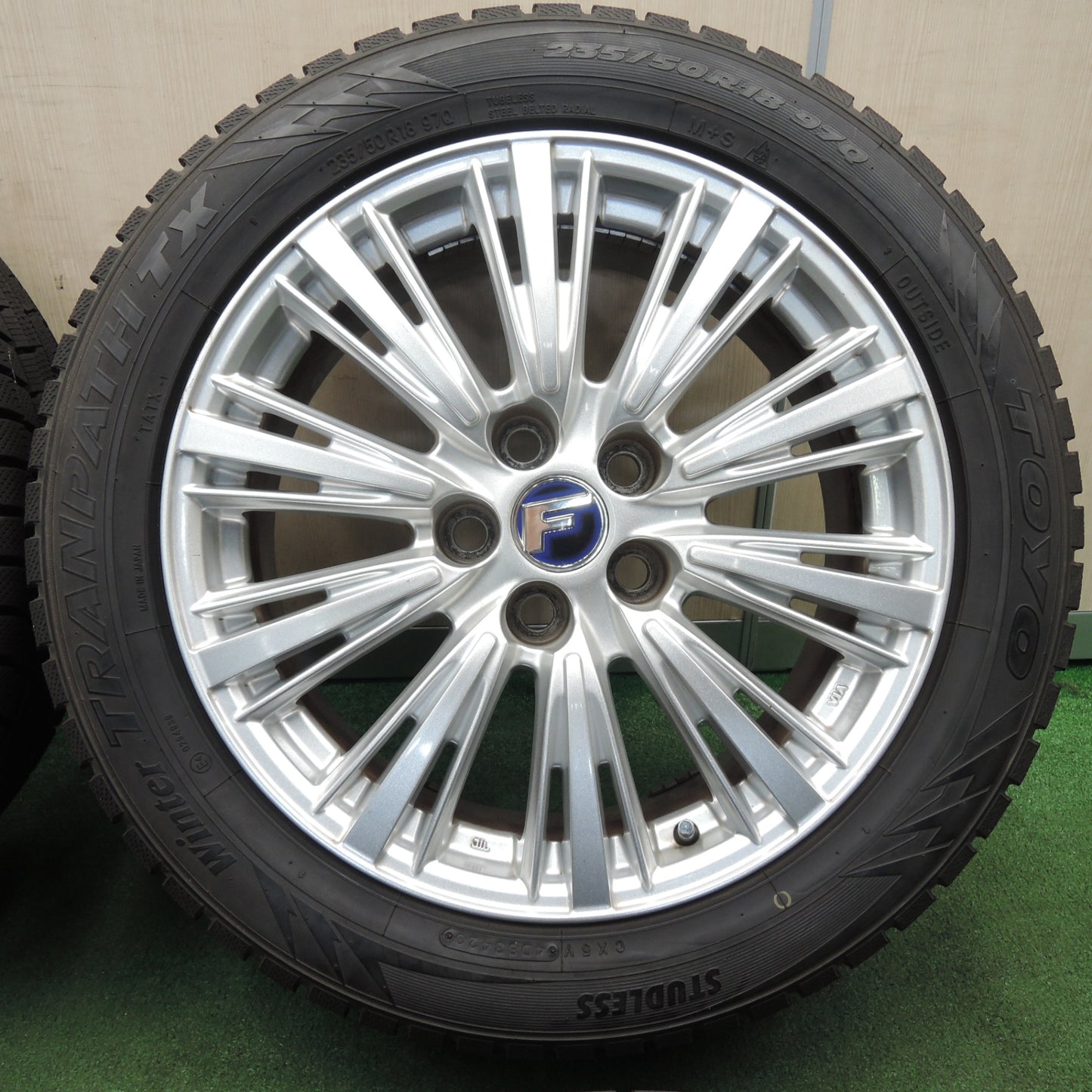 *送料無料* バリ溝！20年！綺麗！9.5分以上★レクサス等 235/50R18 スタッドレス トーヨー ウインター トランパス TX F 社外 アルミ PCD120/5H★4030607TNス
