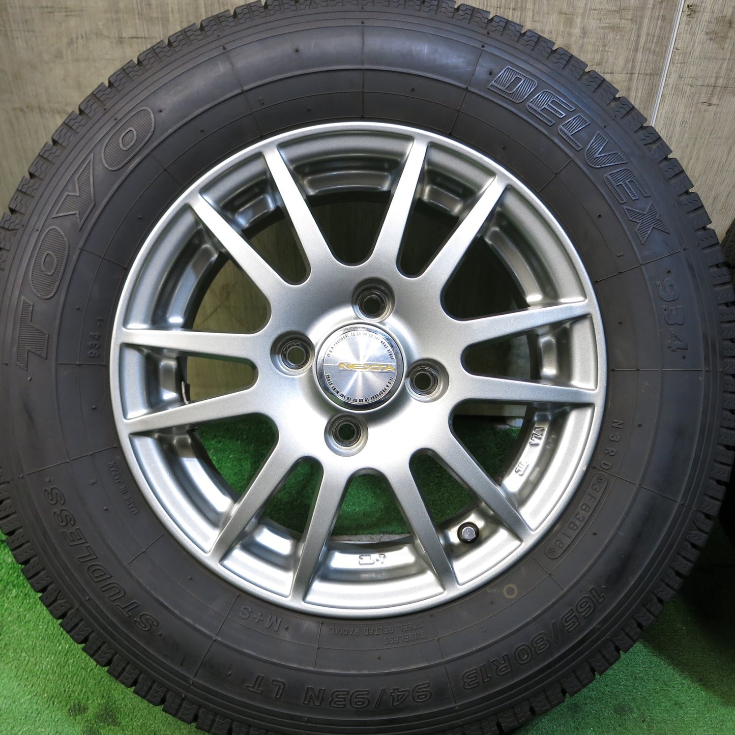 [送料無料]バリ溝！キレイ！9.5分以上★スタッドレス 165/80R13 94/93N トーヨー デルベックス 934 NEXTA ネクスタ 13インチ PCD100/4H★3061402Hス