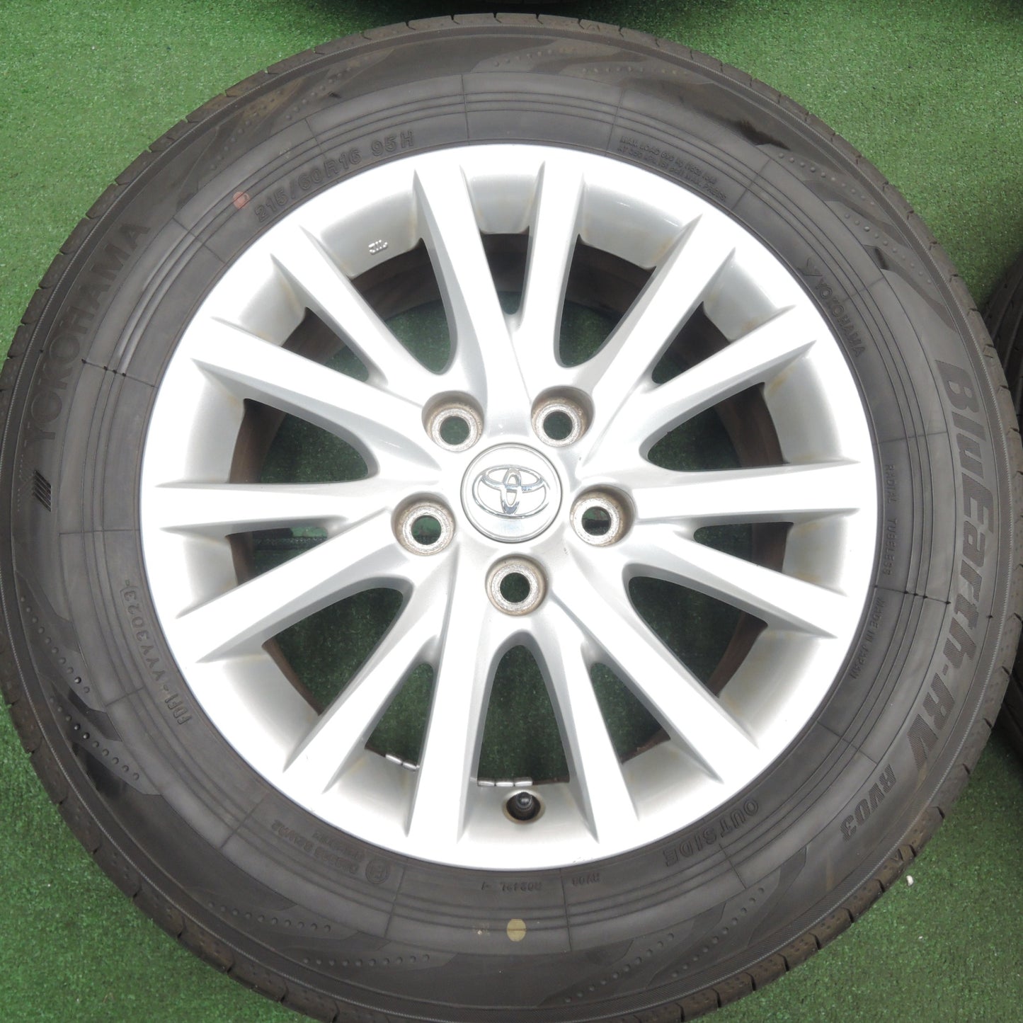 *送料無料* 超バリ溝！23年！9.5分以上★トヨタ 130系 マークX 純正 215/60R16 ヨコハマ BluEarth-RV RV03 16インチ PCD114.3/5H★4021706HAノ