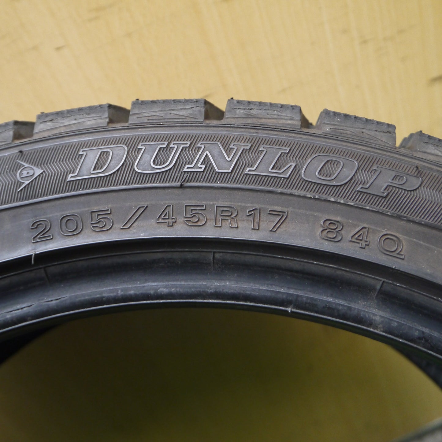 *送料無料*バリ溝！8.5分★スタッドレス 205/45R17 ダンロップ ウインターマックス WM01 タイヤ 17インチ シビック ヤリス 等★3121207Hスタ