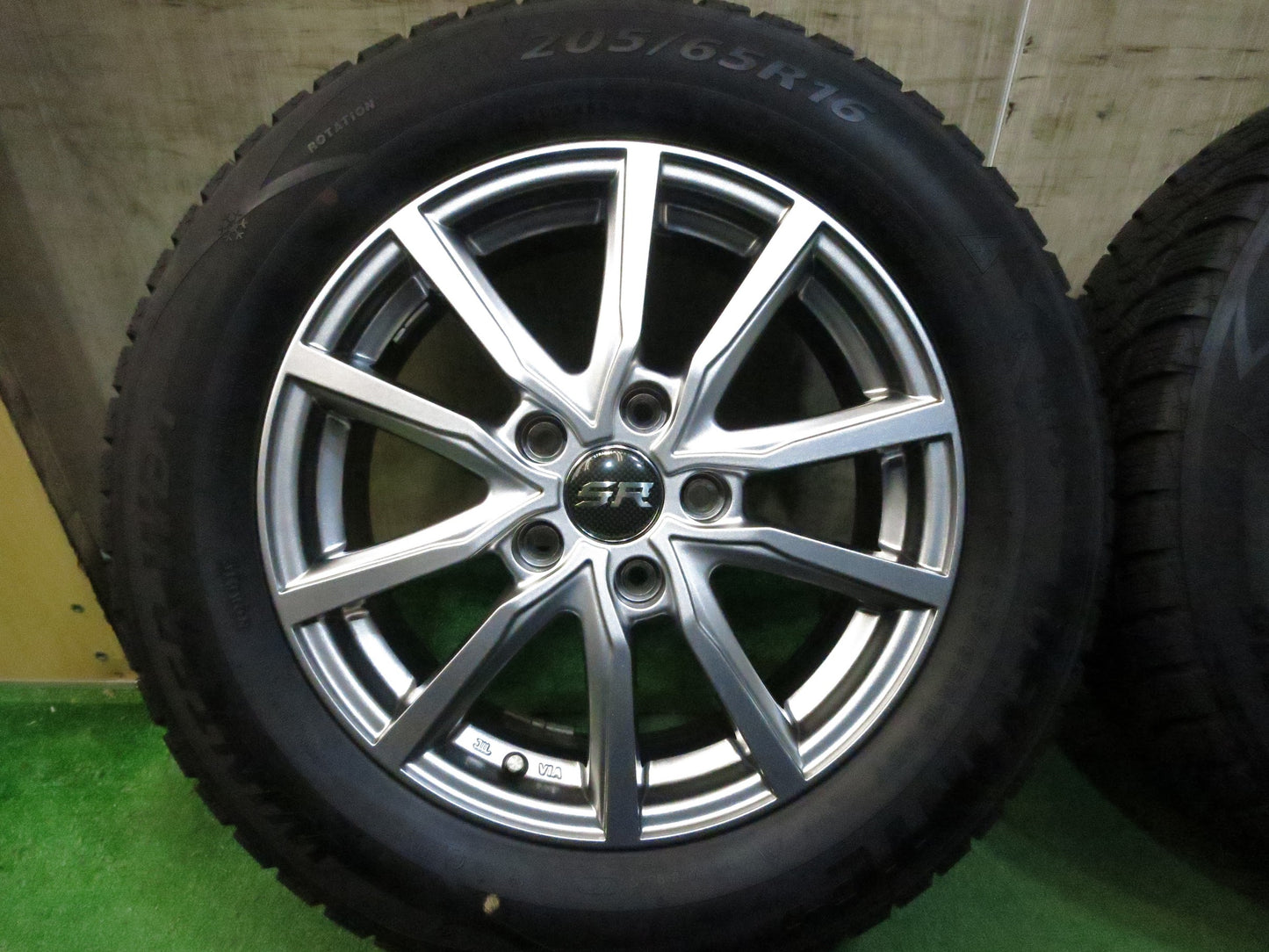 [送料無料]バリ溝！20年！キレイ！8.5分★スタッドレス 205/65R16 デリンテ ウインター WD1 STRANGER ストレンジャー 16インチ PCD114.3/5H★3021011Hス
