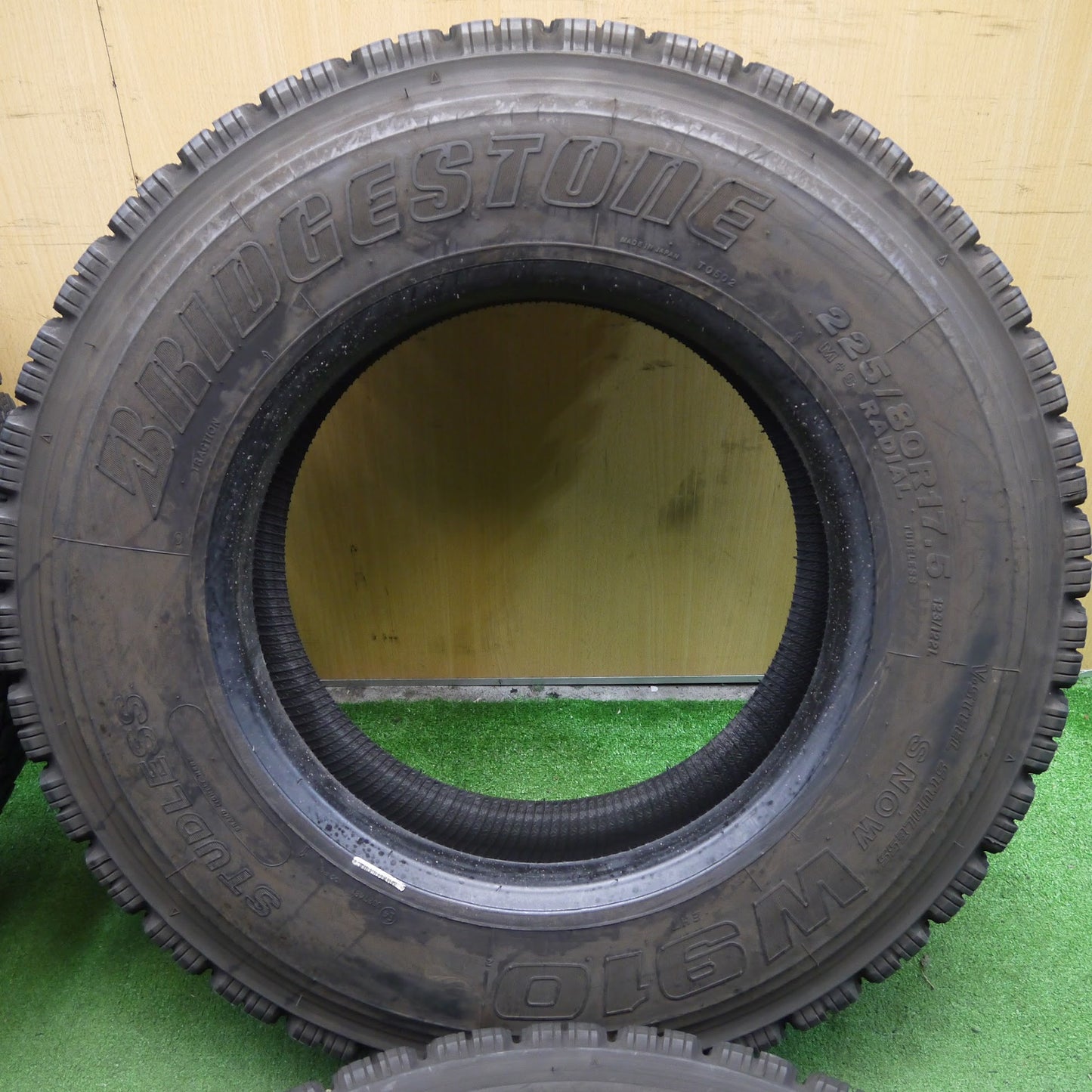 [送料無料]バリ溝！22年！9分★トラック タイヤ 225/80R17.5 123/122L スタッドレス ブリヂストン W910 17.5インチ★3041108クスタ
