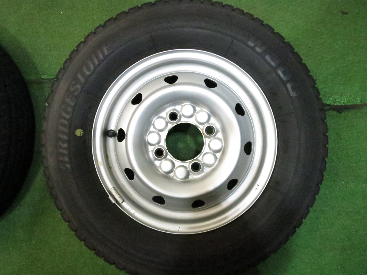 [送料無料]バリ溝！20年！キレイ！8.5分★スタッドレス 145R12 ブリヂストン W300 TOPY スチール ホイール 12インチ PCD100/4H★3022701Hス