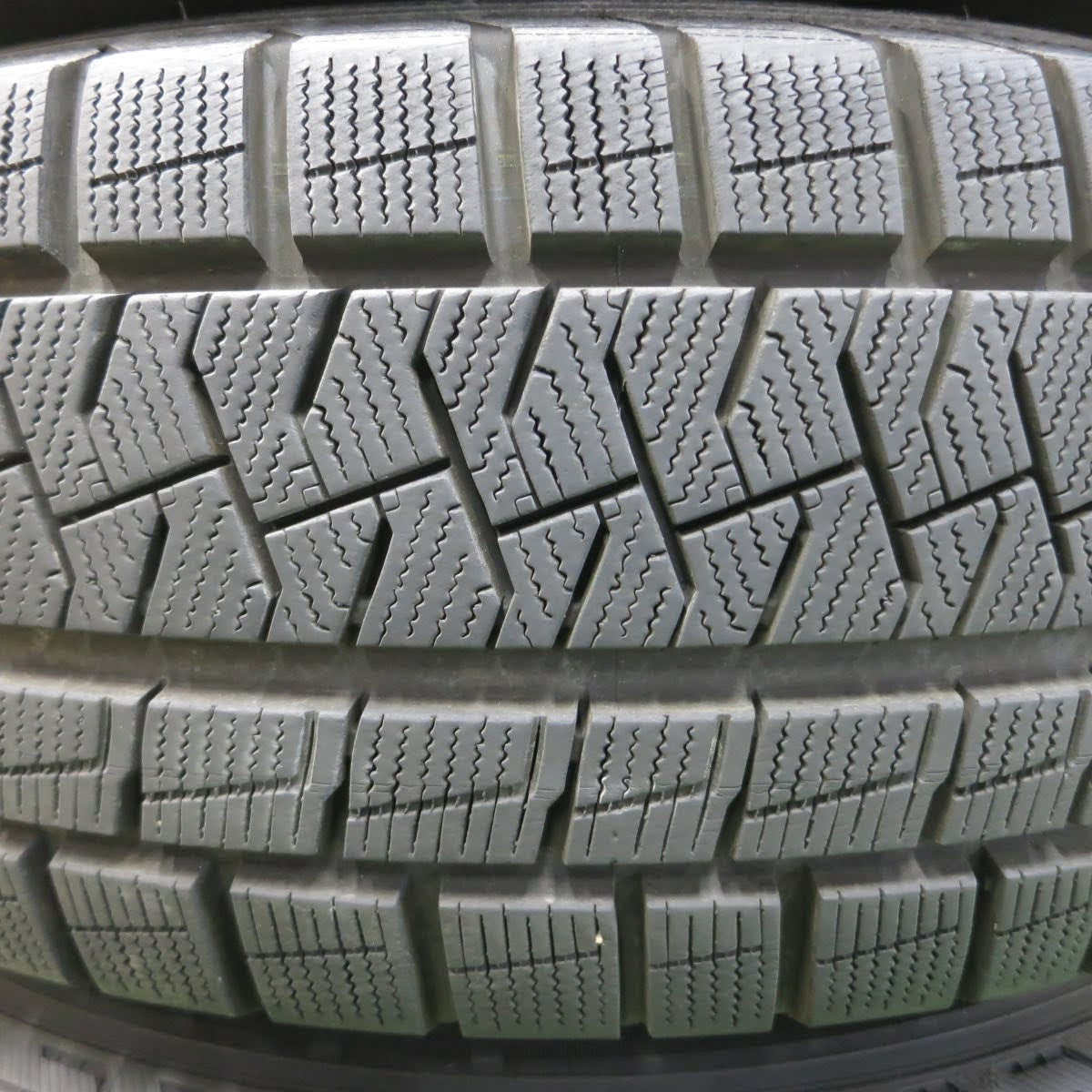 [送料無料]バリ溝！20年！キレイ！9.5分★Lehrmeister ESTROSA DF-10 225/65R17 スタッドレス ピレリ アイスアシンメトリコ プラス PCD114.3/5H★3061302イス